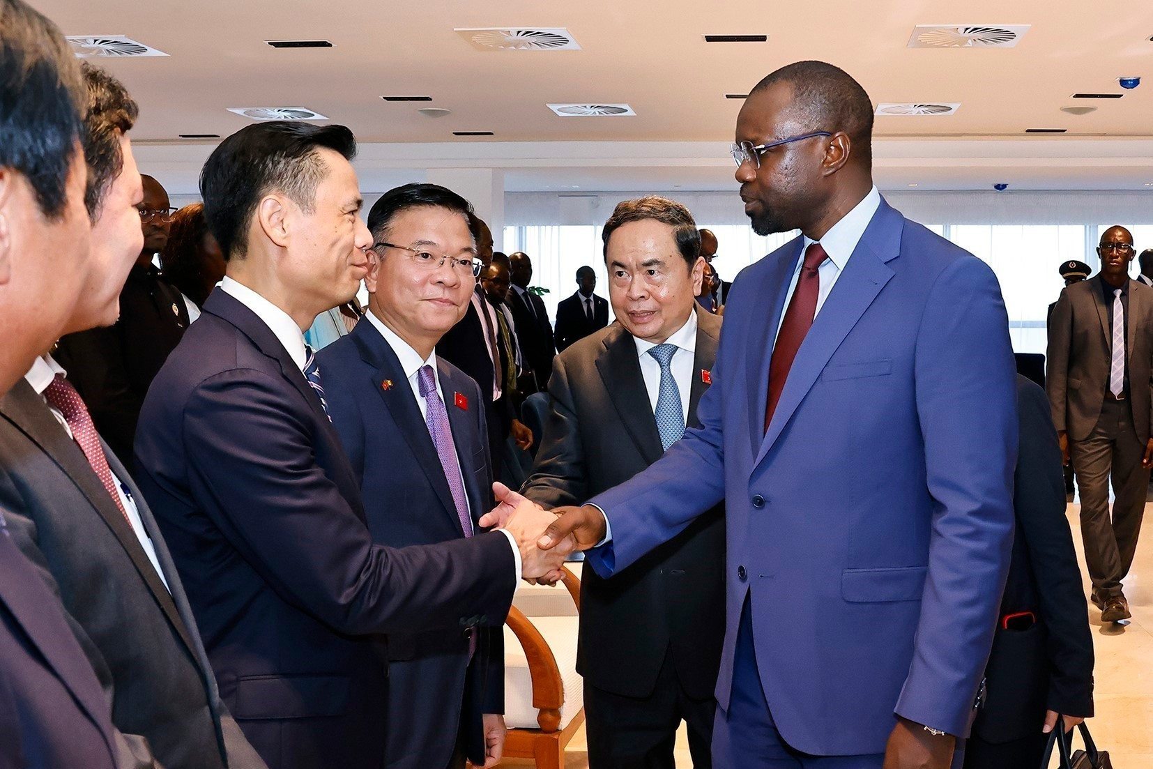 El presidente de la Asamblea Nacional de Vietnam, Tran Thanh Man, presenta los delegados vietnamitas.