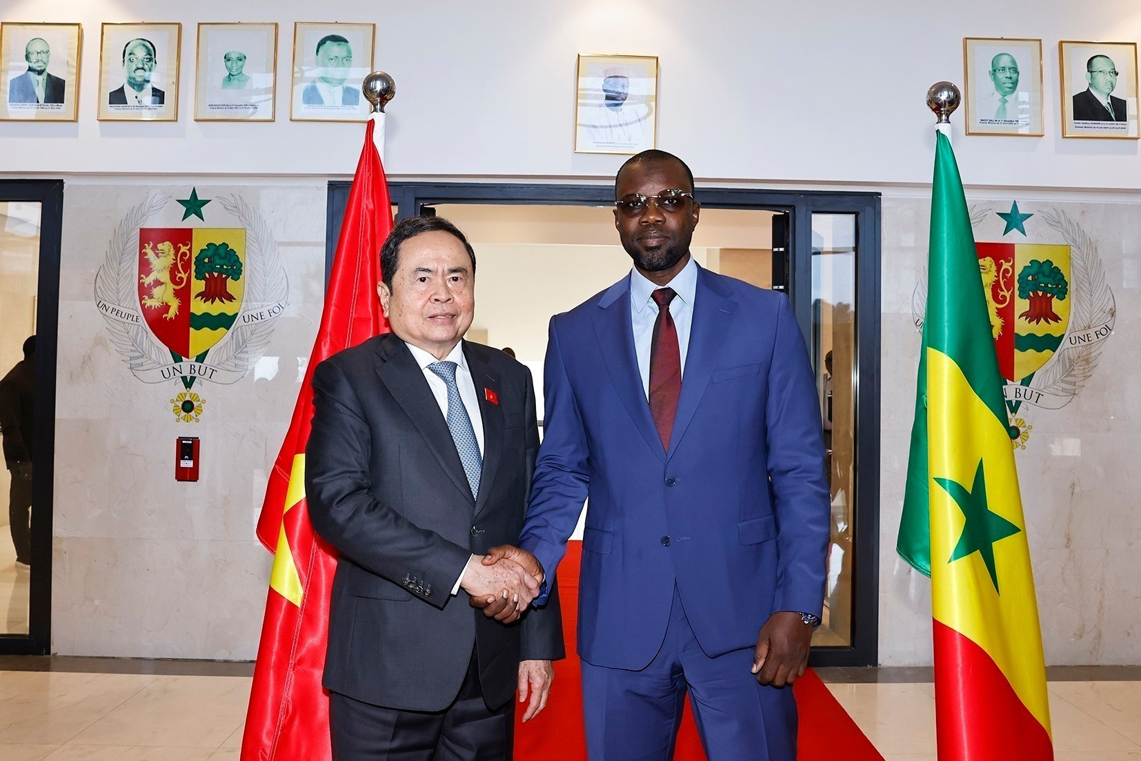 El presidente de la Asamblea Nacional de Vietnam, Tran Thanh Man, se reúne con el premier de Senegal, Ousmane Sonko.