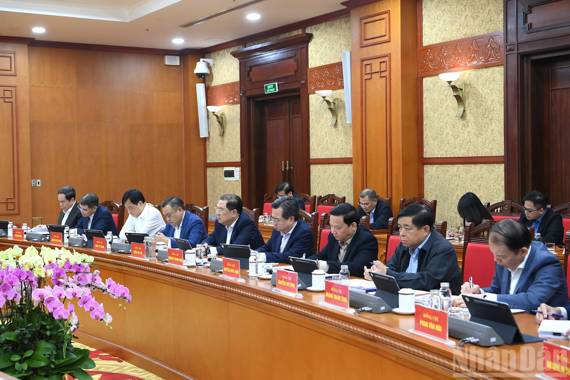 Dirigentes del Partido y del Estado acuden a la reunión.