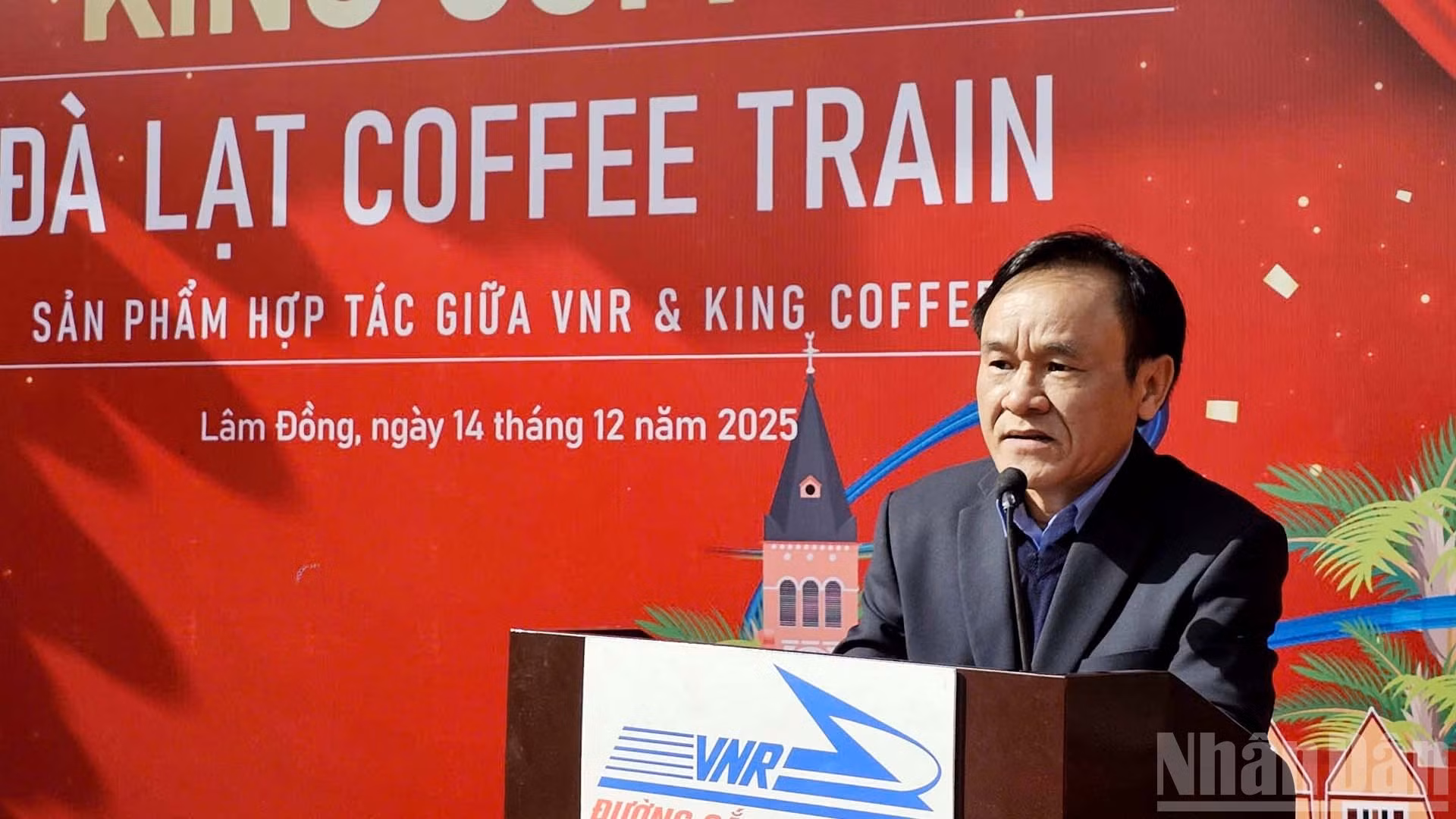 El director de la Sucursal de Transporte Ferroviario de Saigón, Le Anh Tuan, habla en la inauguración del Tren del Café de Da Lat.