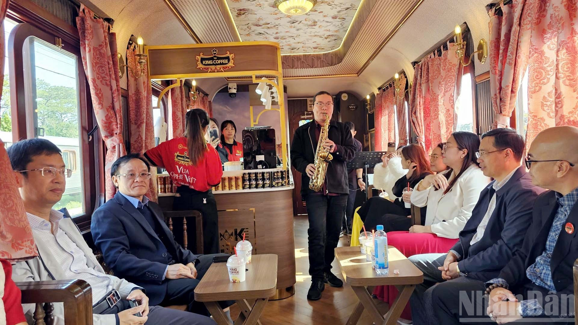 Los pasajeros disfrutan de café y música a bordo del tren, en un recorrido de 14 kilómetros de ida y vuelta.