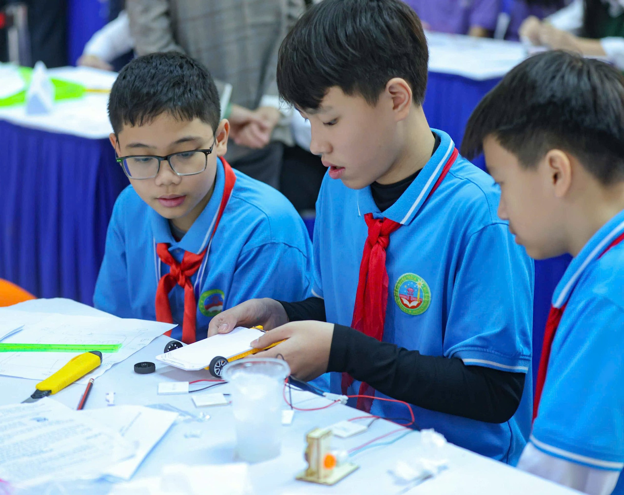 Los alumnos crean productos asociados con tecnología verde, basado en los conocimientos STEM.