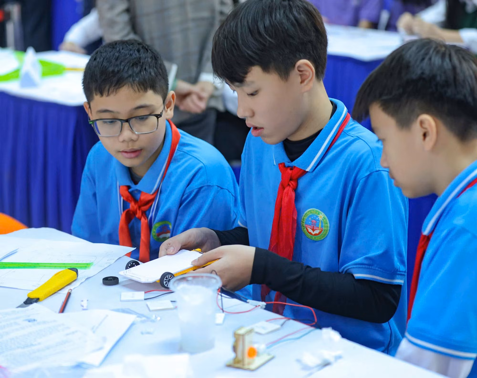 Los alumnos crean productos asociados con tecnología verde, basado en los conocimientos STEM.
