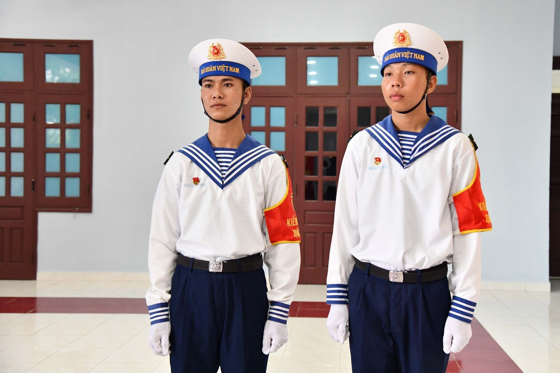 Los soldados de guardia cumplen su misión en el área de votación.