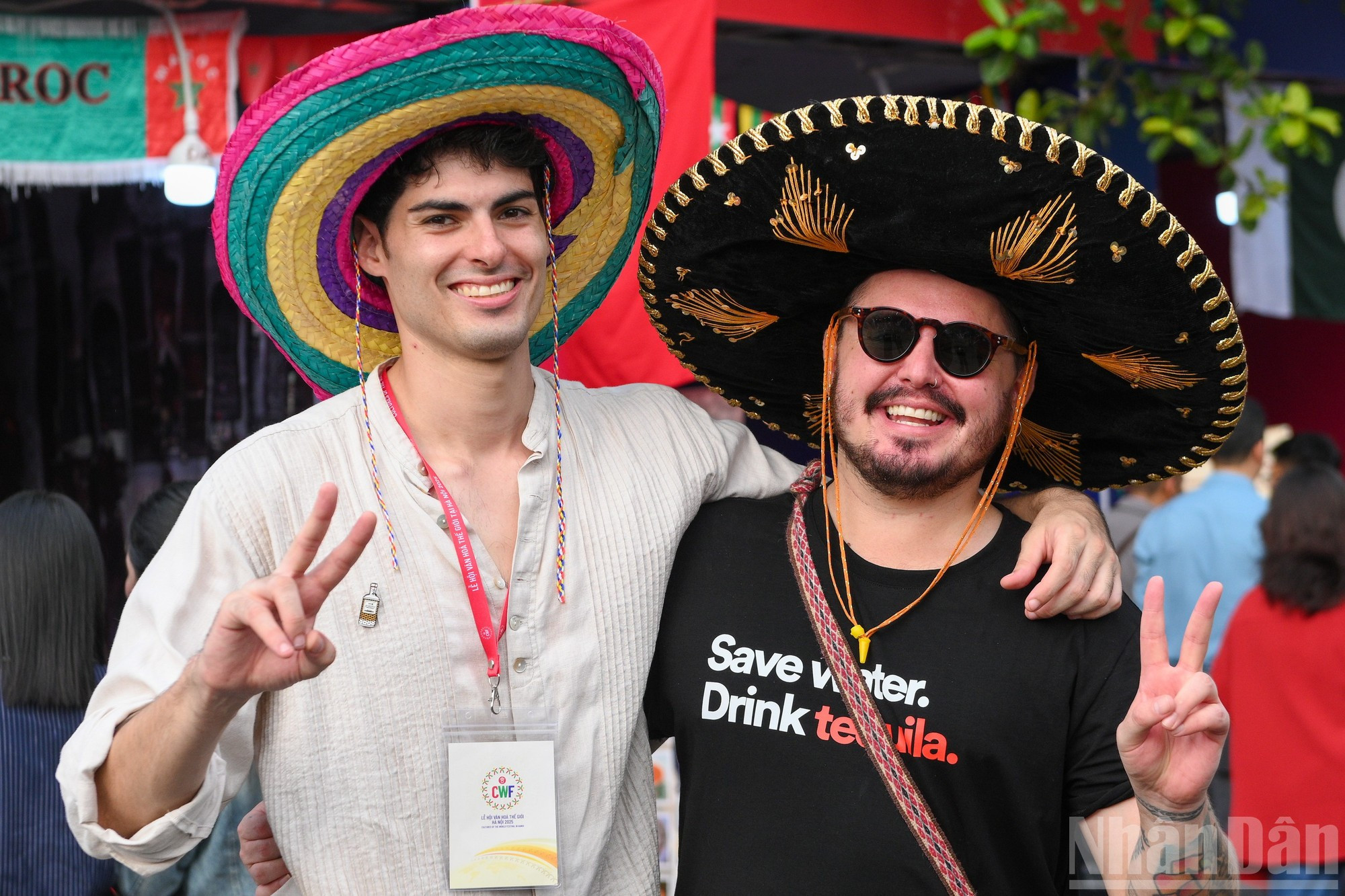 En la zona gastronómica, pueden disfrutar de la cocina de los distintos países y participar en talleres culinarios para conocer platos típicos de diferentes culturas.