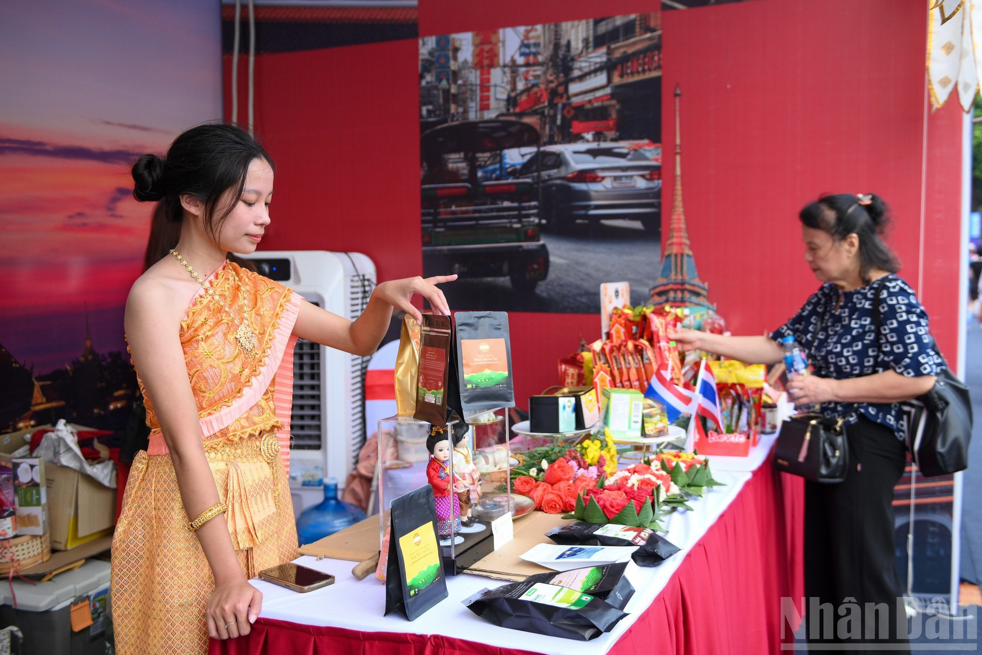 También tienen la oportunidad de probarse trajes tradicionales de Vietnam y de otros países.