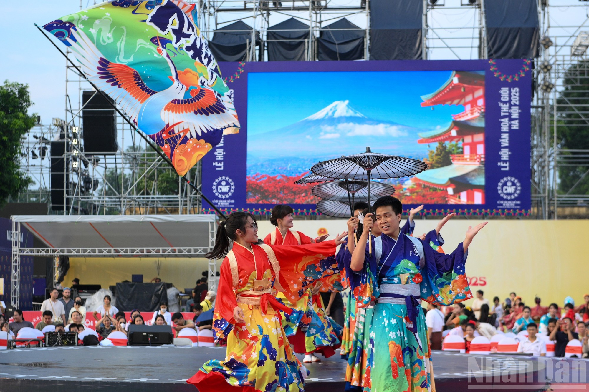 Actuación de danza de artistas del país del sol naciente.