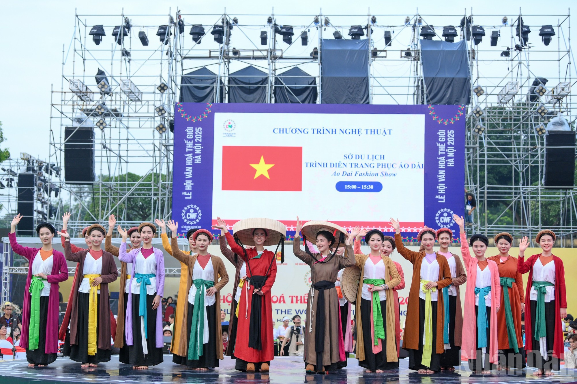 Colecciones de trajes tradicionales presentadas en el escenario del festival.