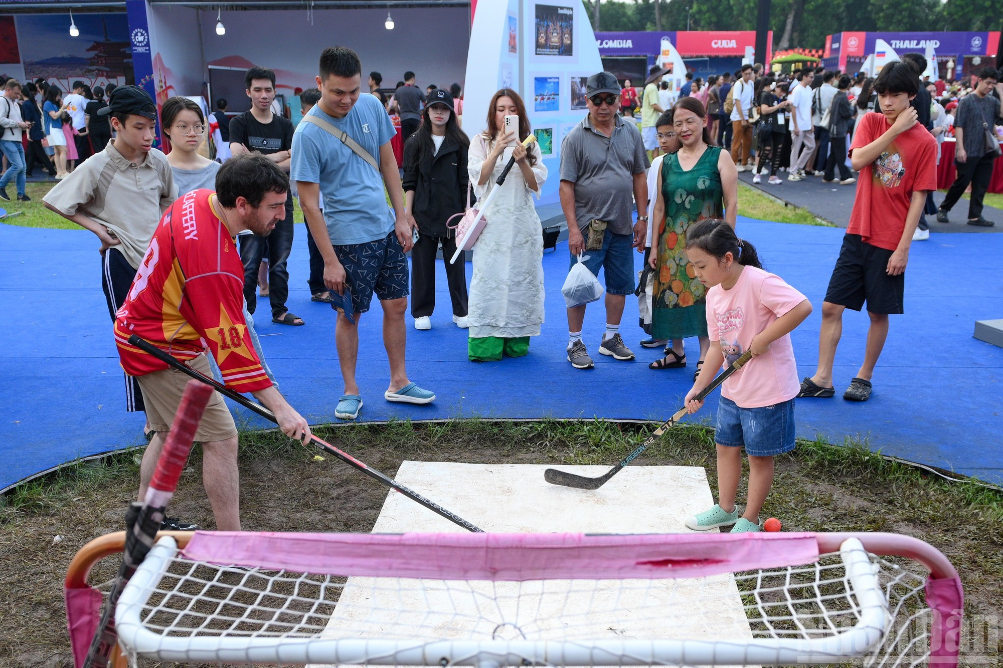 Los niños se mostraron entusiasmados practicando deportes originarios de otros países.