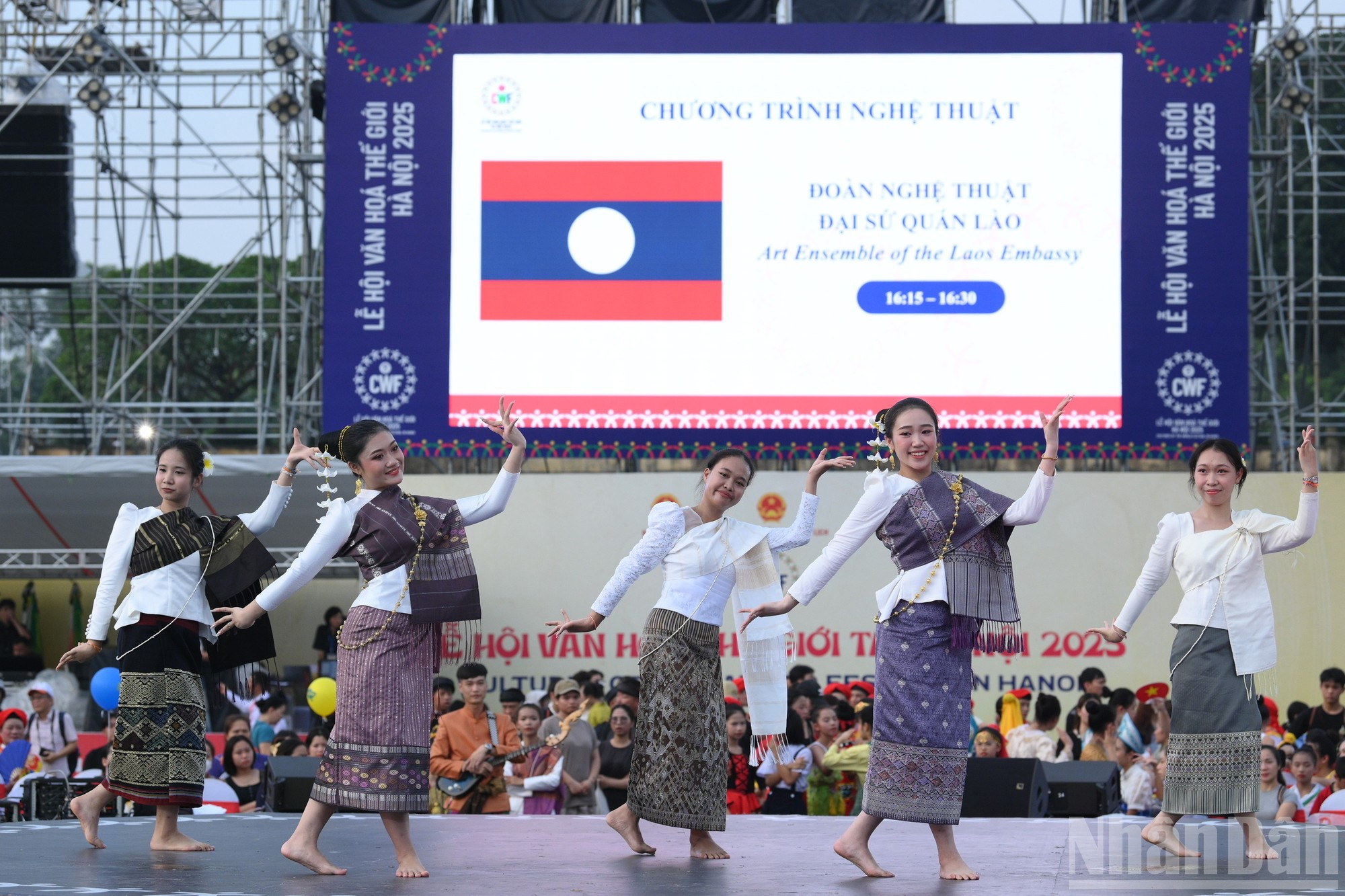 Una actuación de jóvenes laosianas.