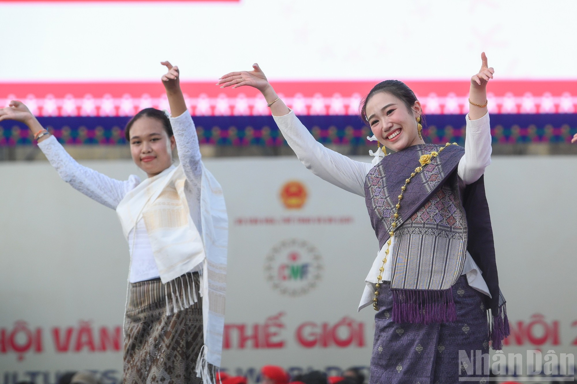 Una actuación de jóvenes laosianas.