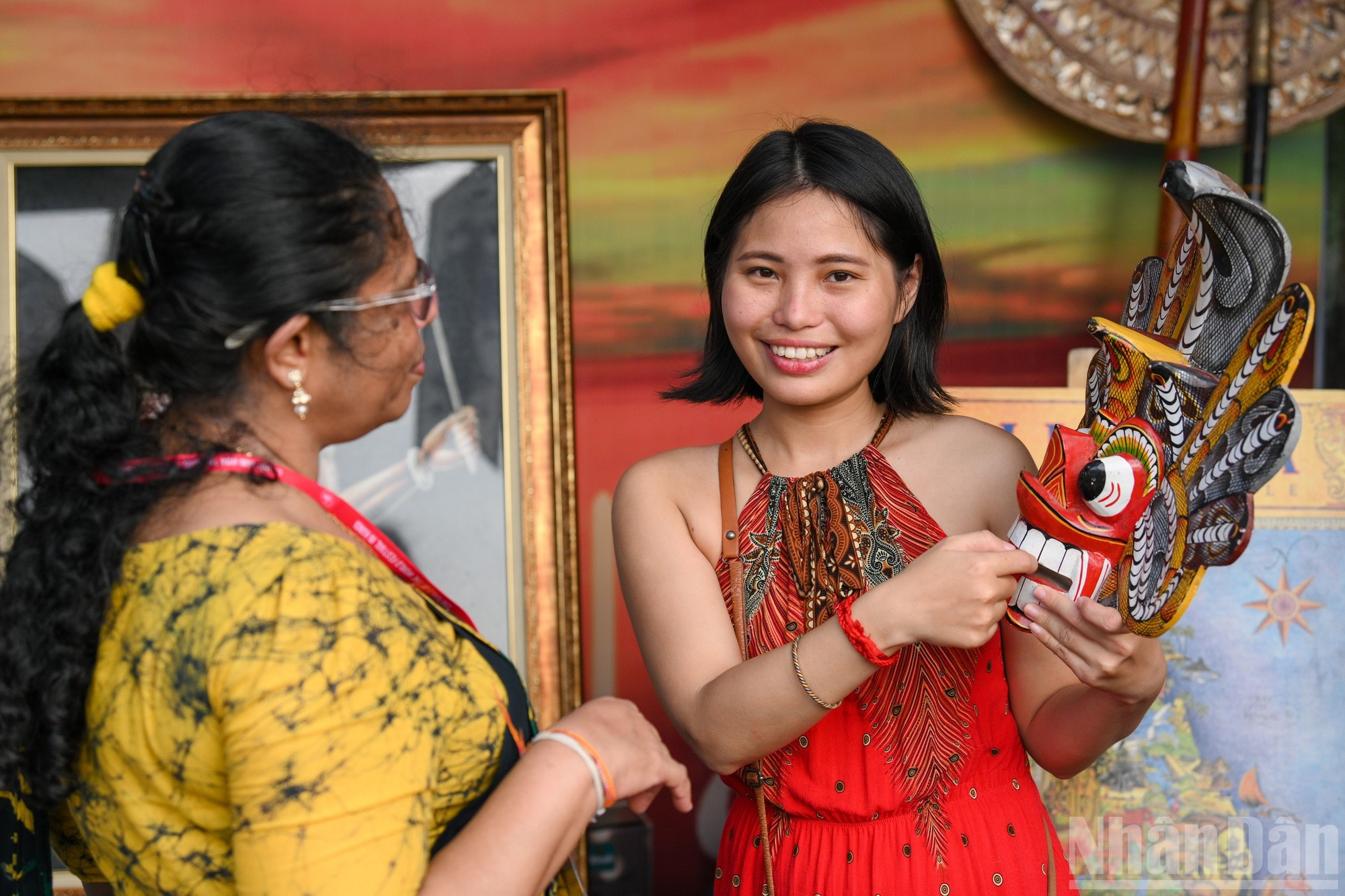 Los visitantes disfrutan de actividades culturales multinacionales.