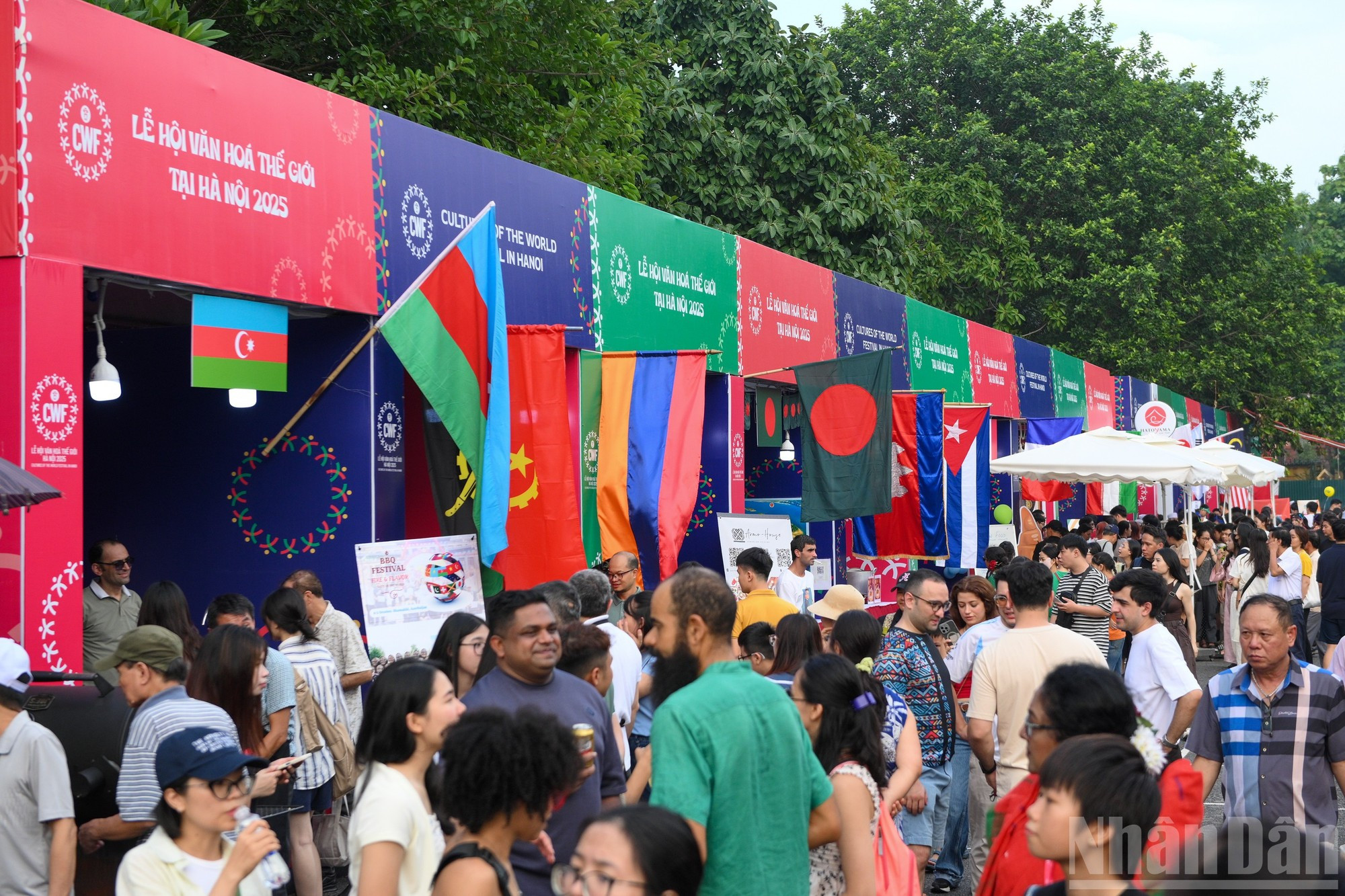 Los visitantes pueden descubrir las características históricas, artísticas y lingüísticas, así como los trajes y las costumbres de países como China, Corea del Sur, Japón, Estados Unidos, Rusia, Francia, Irán, Angola, Laos y Filipinas.