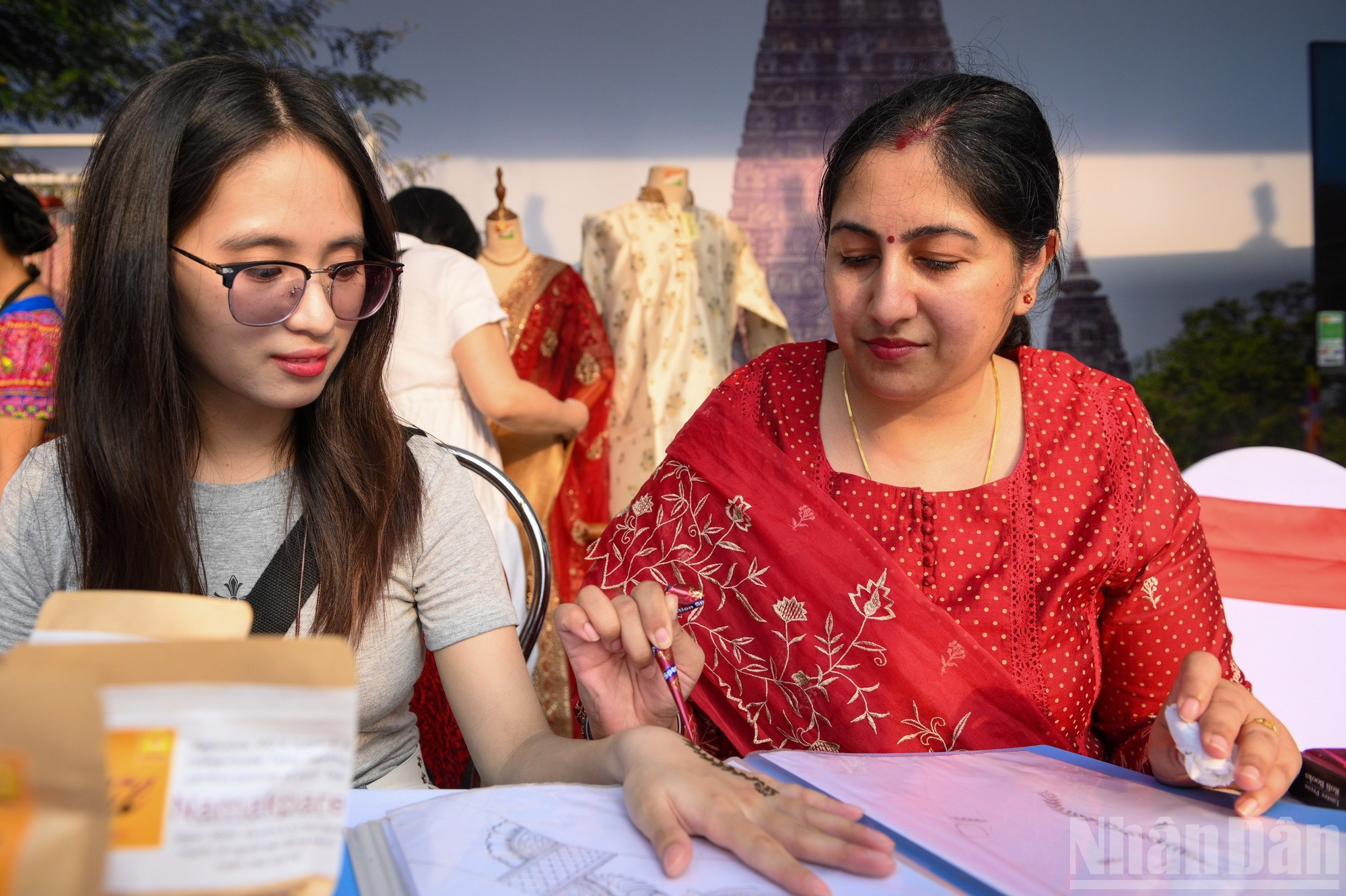 Los visitantes disfrutan de actividades culturales multinacionales.