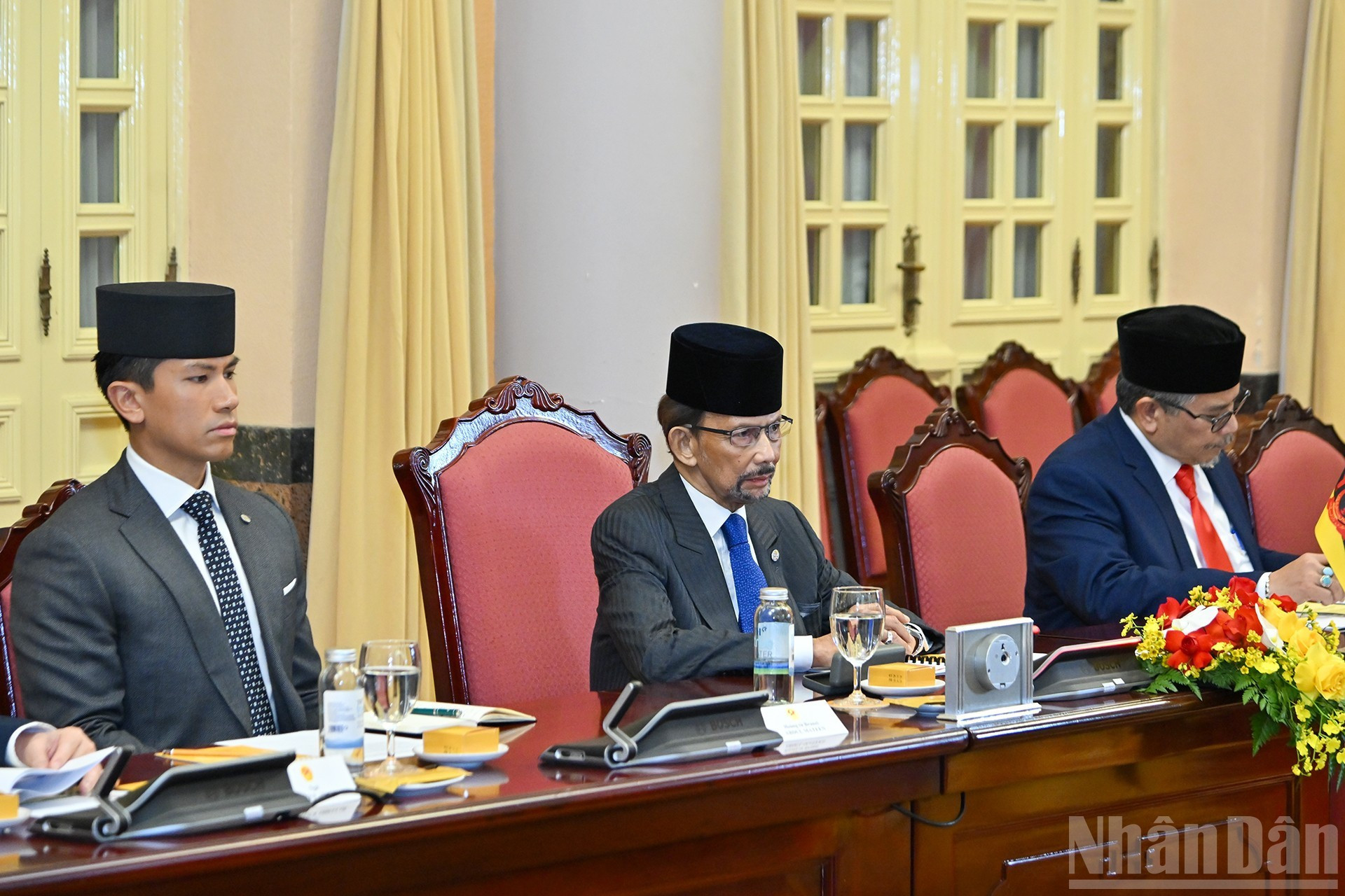 Elsultán de Brunéi Darussalam, Haji Hassanal, interviene en la cita.