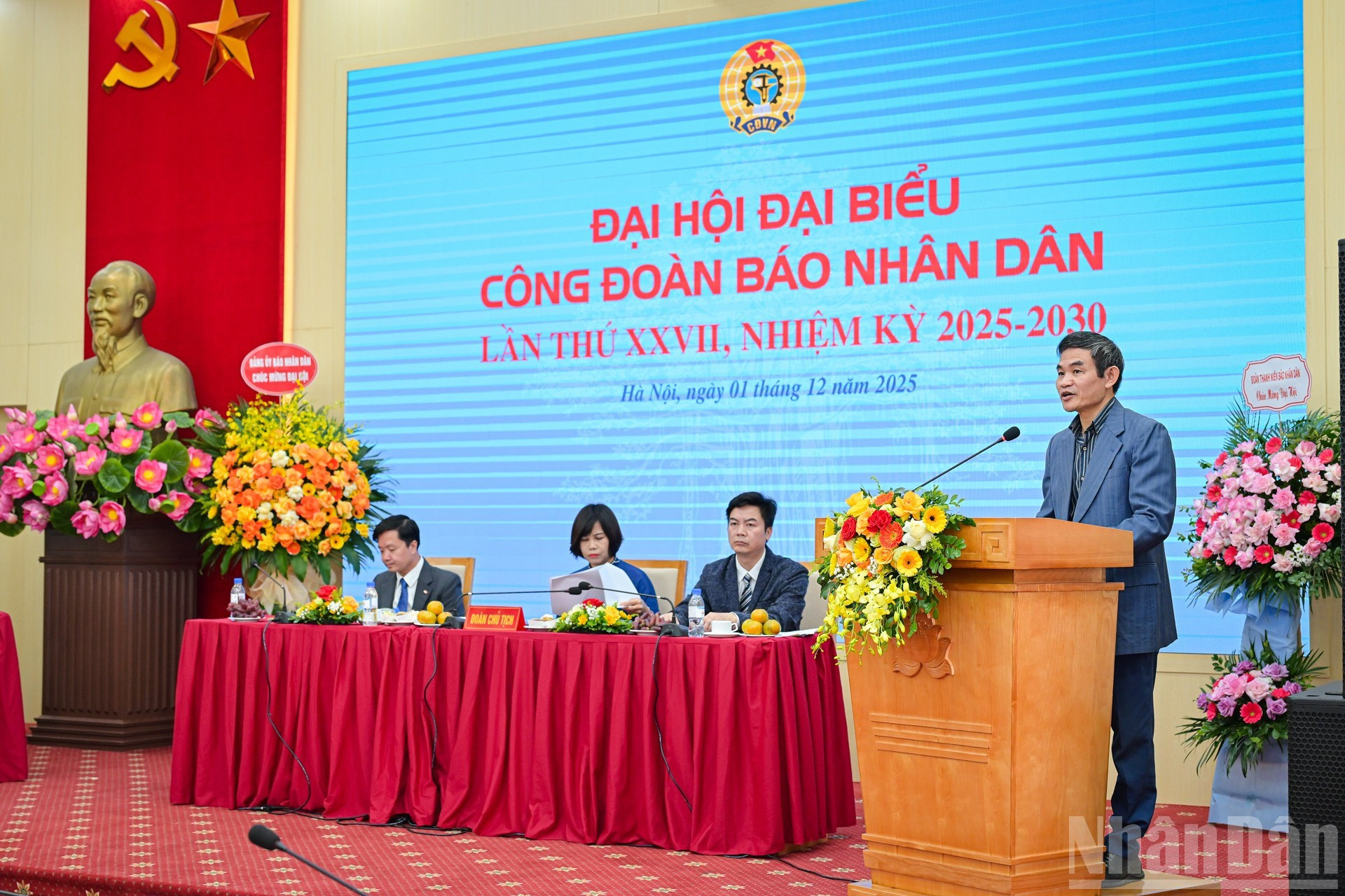 Un asistente presenta su opiniónl.