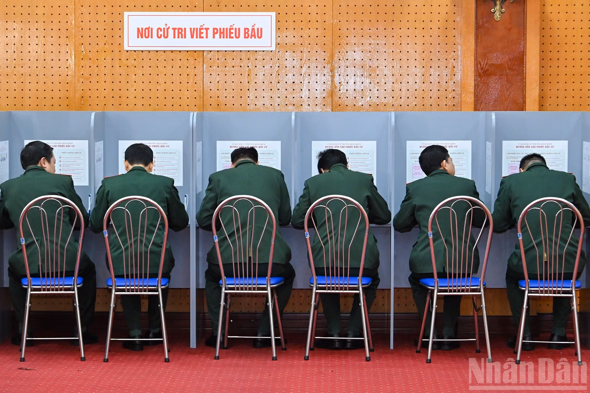 Los oficiales acuden a la votación.