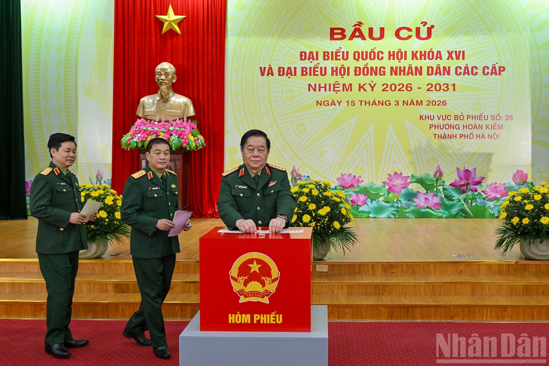 El jefe de la Dirección General de Política del Ejército Popular de Vietnam, Nguyen Trong Nghia, emite su voto.