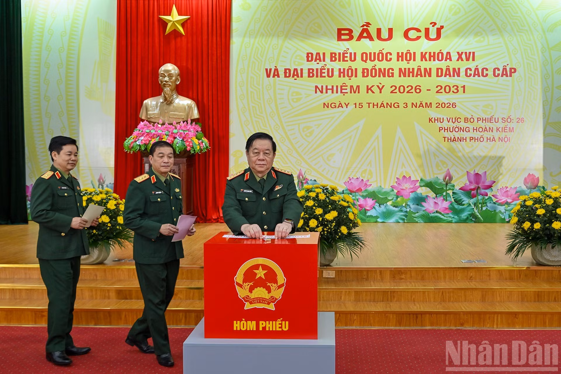 El jefe de la Dirección General de Política del Ejército Popular de Vietnam, Nguyen Trong Nghia, emite su voto.