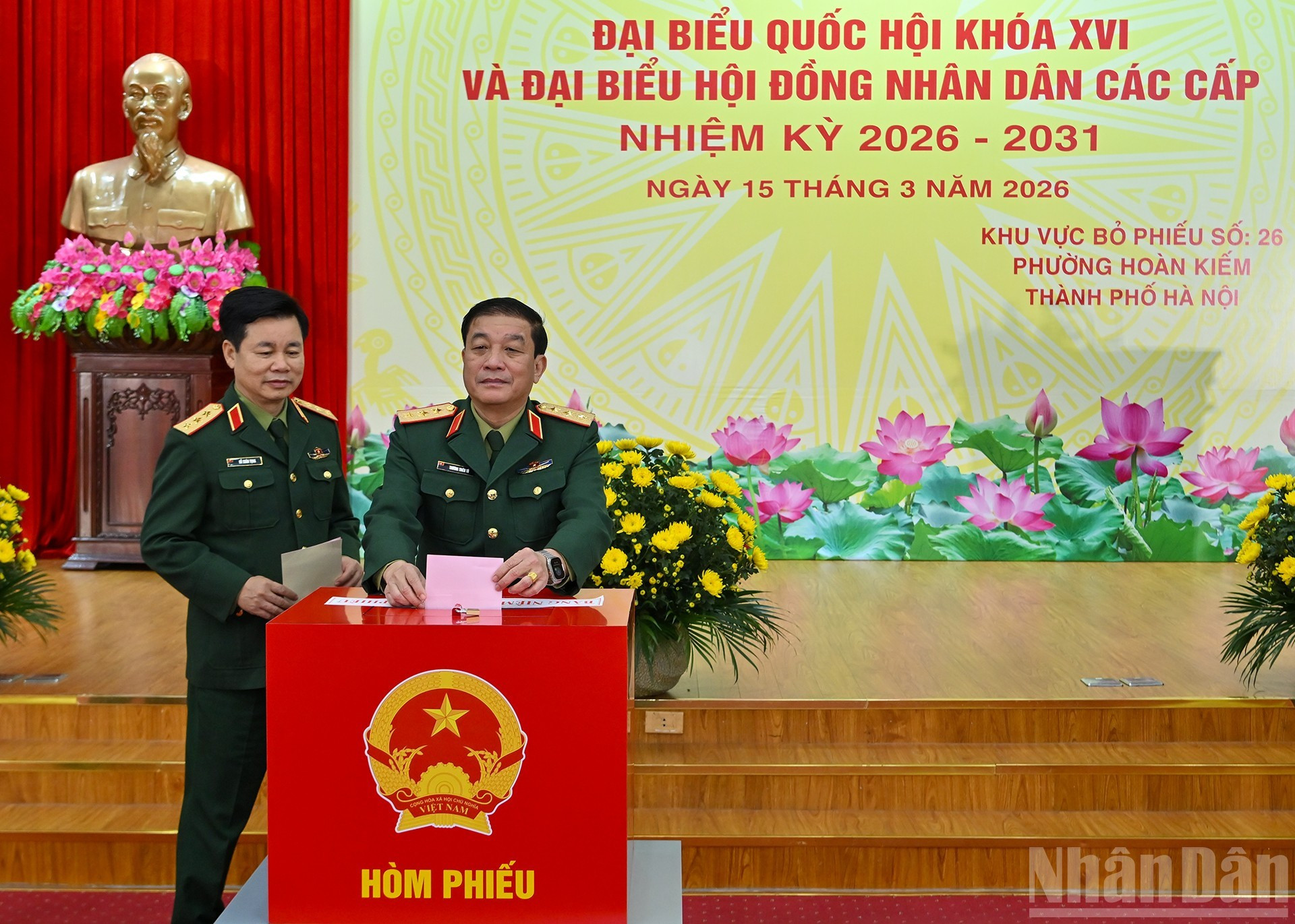 Dirigentes de la Dirección General de Política del Ejército Popular de Vietnam, ejercen su derecho al voto.
