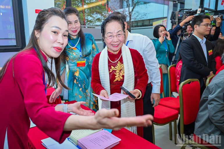 La ex vicepresidenta del país, Nguyen thi Doan acude al punto electoral del barrio de Dai Mo en Hanói.