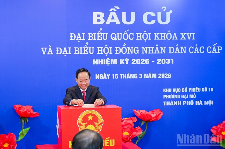 El jefe de la Comisión de Propaganda y Movilización de Masas, Trinh Van Quyet emite sus votos en el barrio de Dai Mo en Hanói.