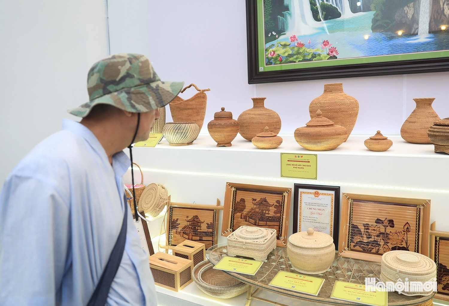 Hoan Van Ha, residente en el barrio de Dong Da. opinó que los refinados productos artesanales son portadores del alma de cada tierra. Dijo sentirse impresionada por los productos de bambú y ratán, las esculturas de madera y las obras de laca.