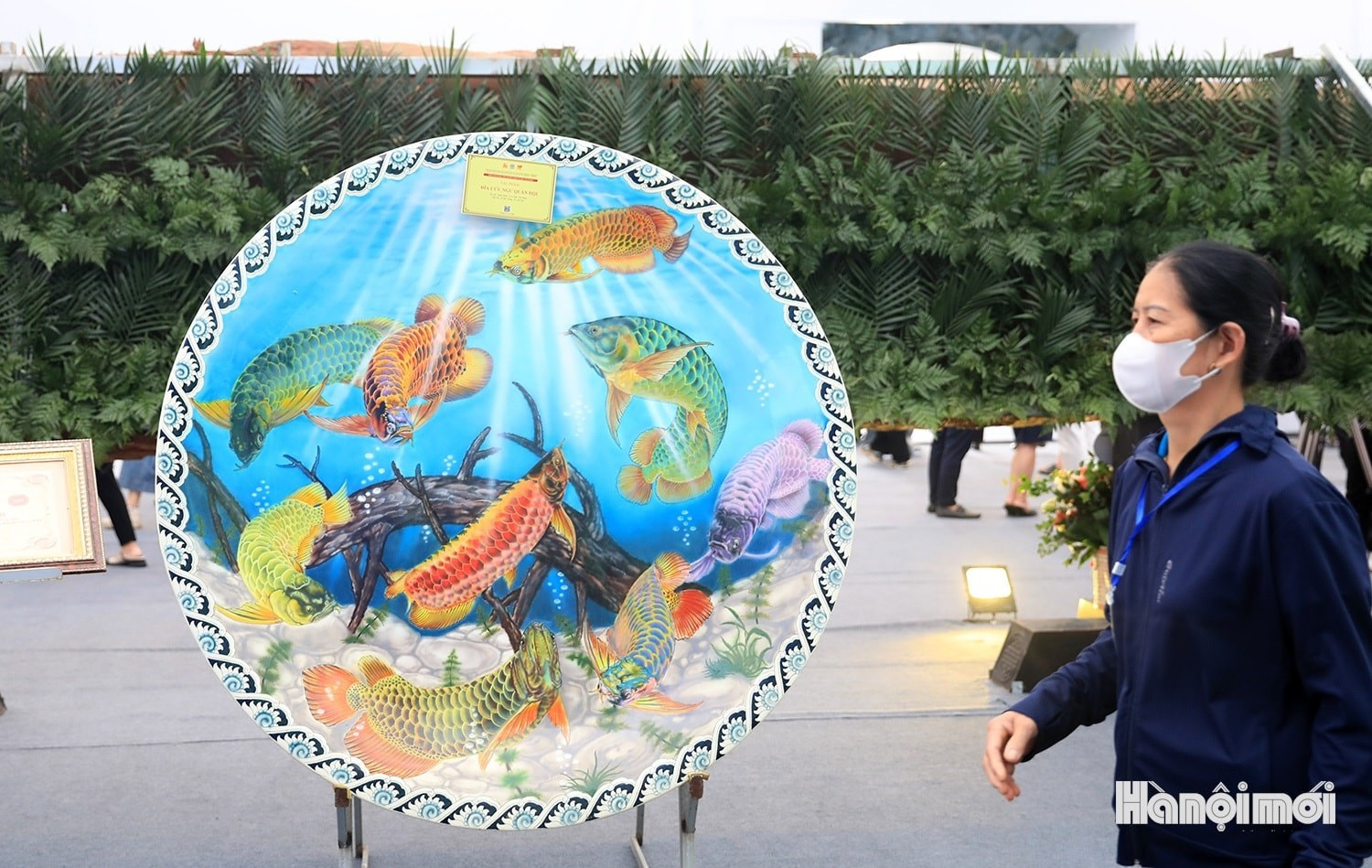 El producto más destacado de la aldea de Kim Lan es un plato cerámico esmaltado que recrea la leyenda &quot;La reunión de los nueve dragones y los peces&quot;, la pieza de mayor tamaño de su tipo en Vietnam.