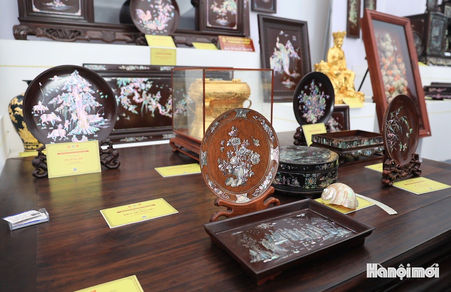 Comentó que, al observar los productos de incrustación de nácar de Chuyen My, los visitantes pueden apreciar su singular nivel de refinamiento.