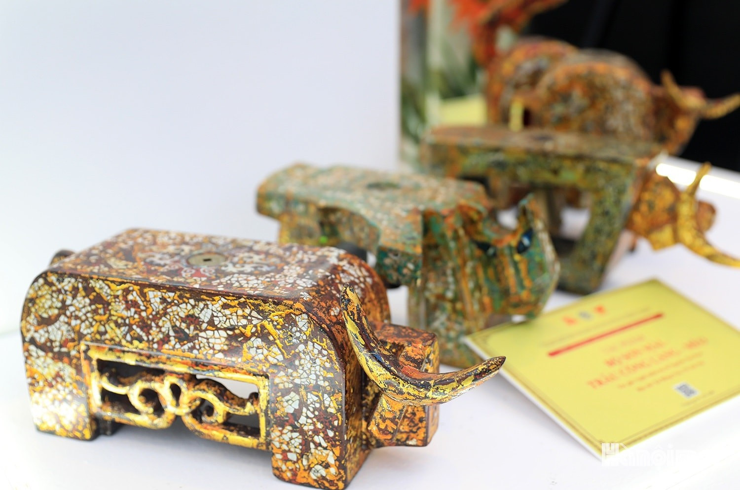 La obra de laca titulada “El búfalo en la entrada del pueblo - El gato”, del artesano Nguyen Tan Phat, de la comuna de Hong Van.