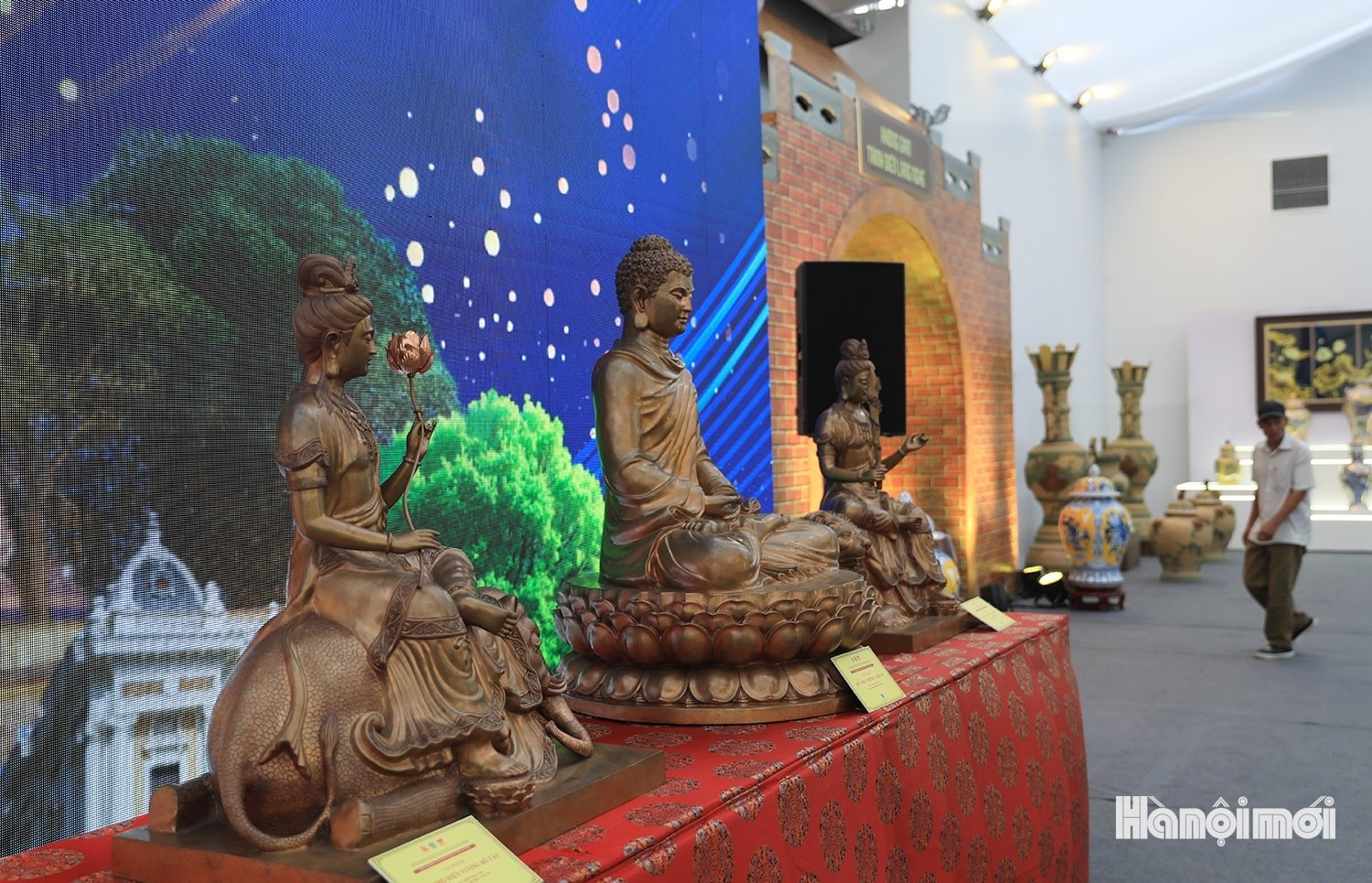 Los productos de fundición de bronce de la aldea de Ngu Xa en el barrio de Ba Dinh también captan la atención de muchos visitantes.