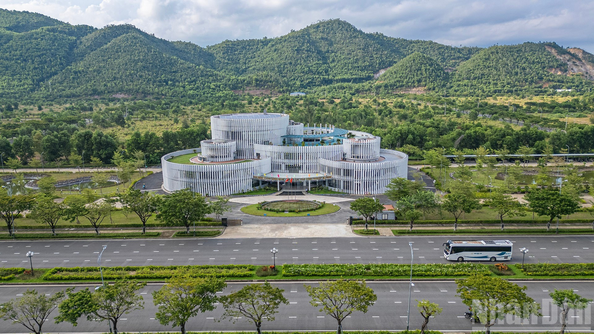 Con el objetivo de posicionar a la ciudad costera como un centro tecnológico de la región central y de todo el país, se pone en funcionamiento el Parque de Alta Tecnología de Da Nang, situado en el norte de la ciudad.