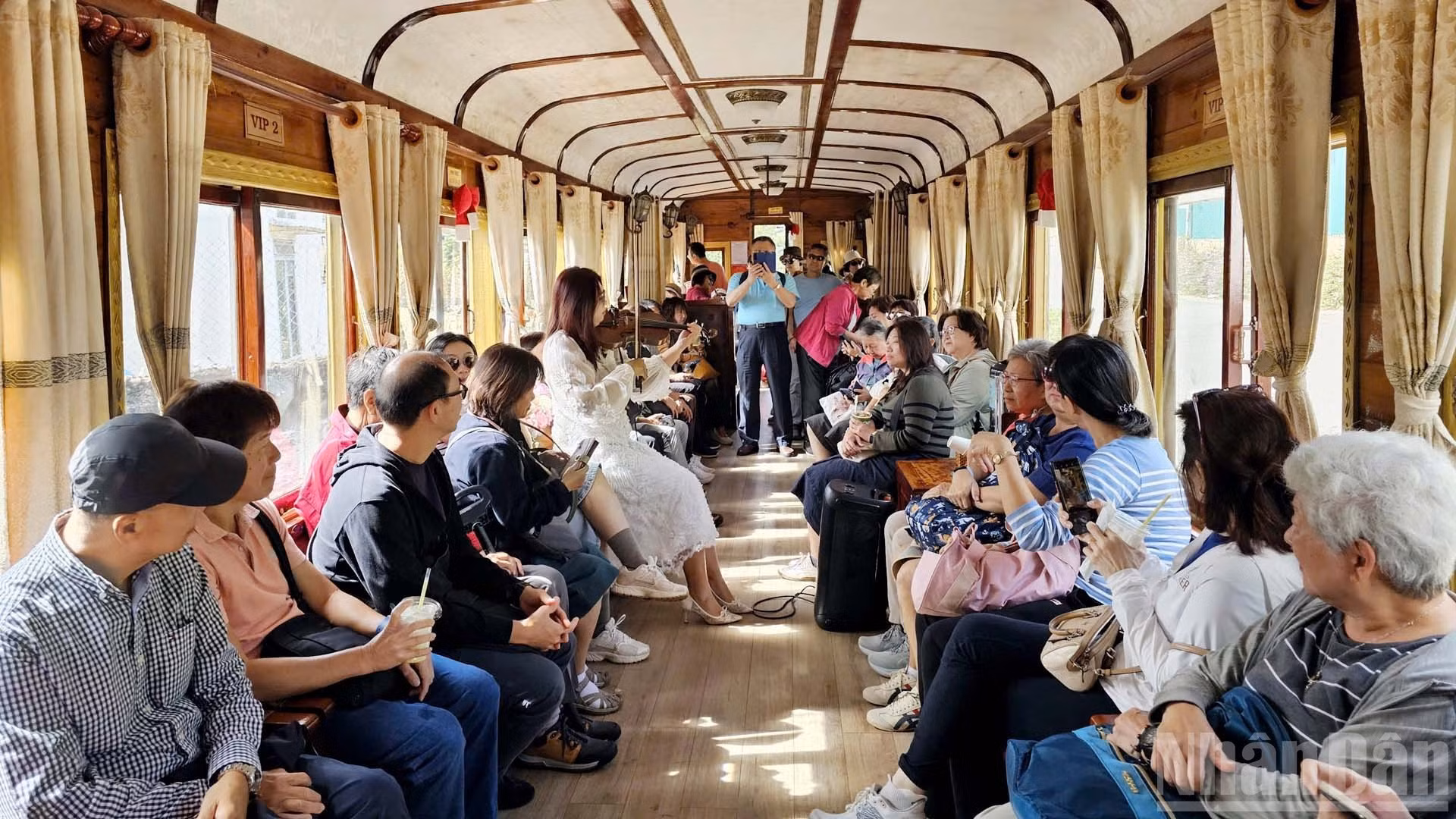 Turistas nacionales e internacionales a bordo del Tren del Café de Da Lat.