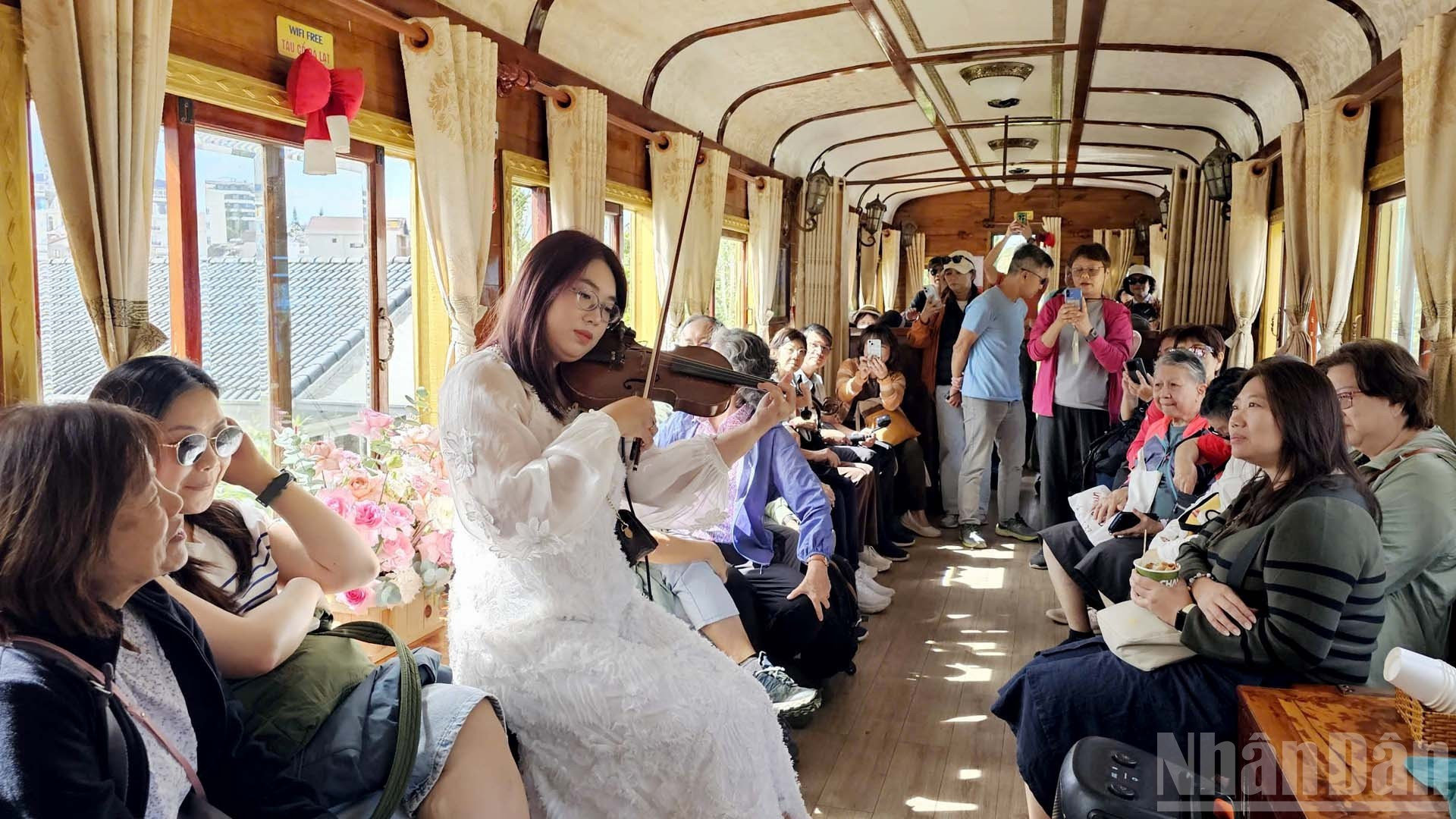 Un grupo de turistas surcoreanos a bordo del Tren del Café de Da Lat.