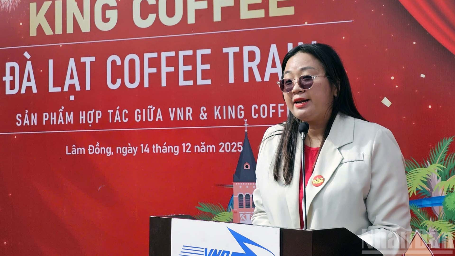La directora de Desarrollo de Negocios para la región sur de King Coffee, Nguyen Thi Huong Xuan, habla en la cita.