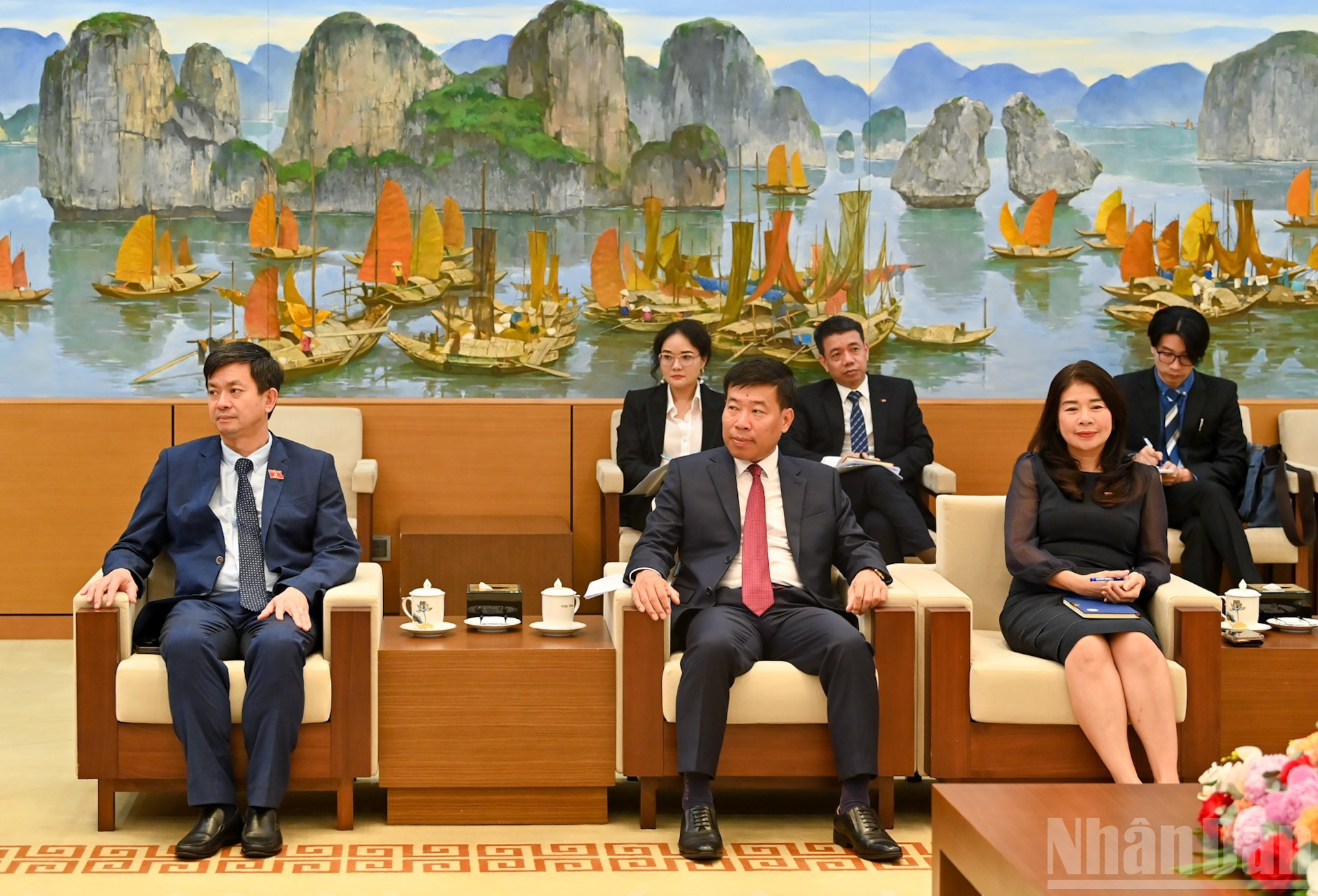 Funcionarios vietnamitas asisten al encuentro.