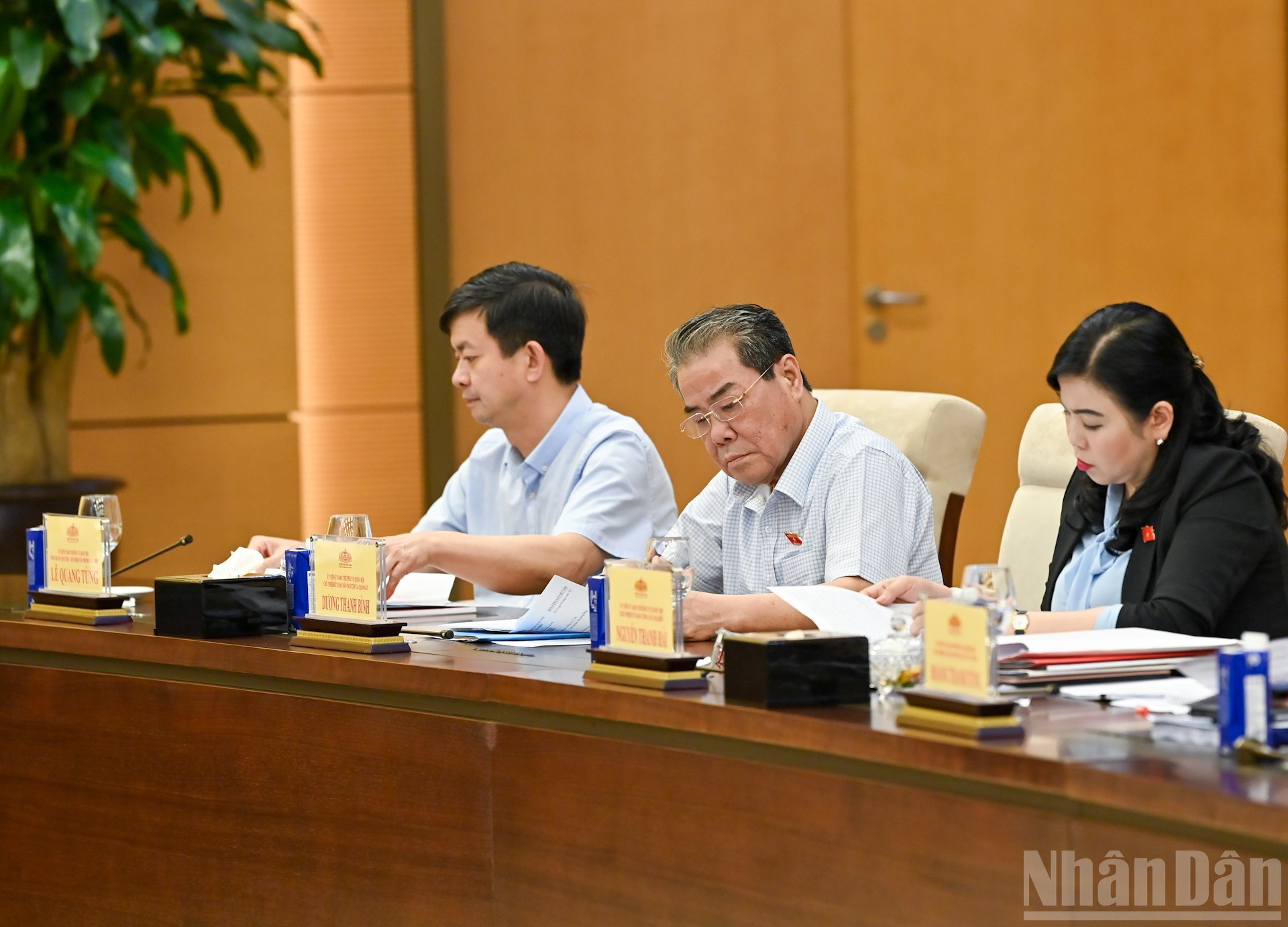 Los funcionarios asisten a la reunión.