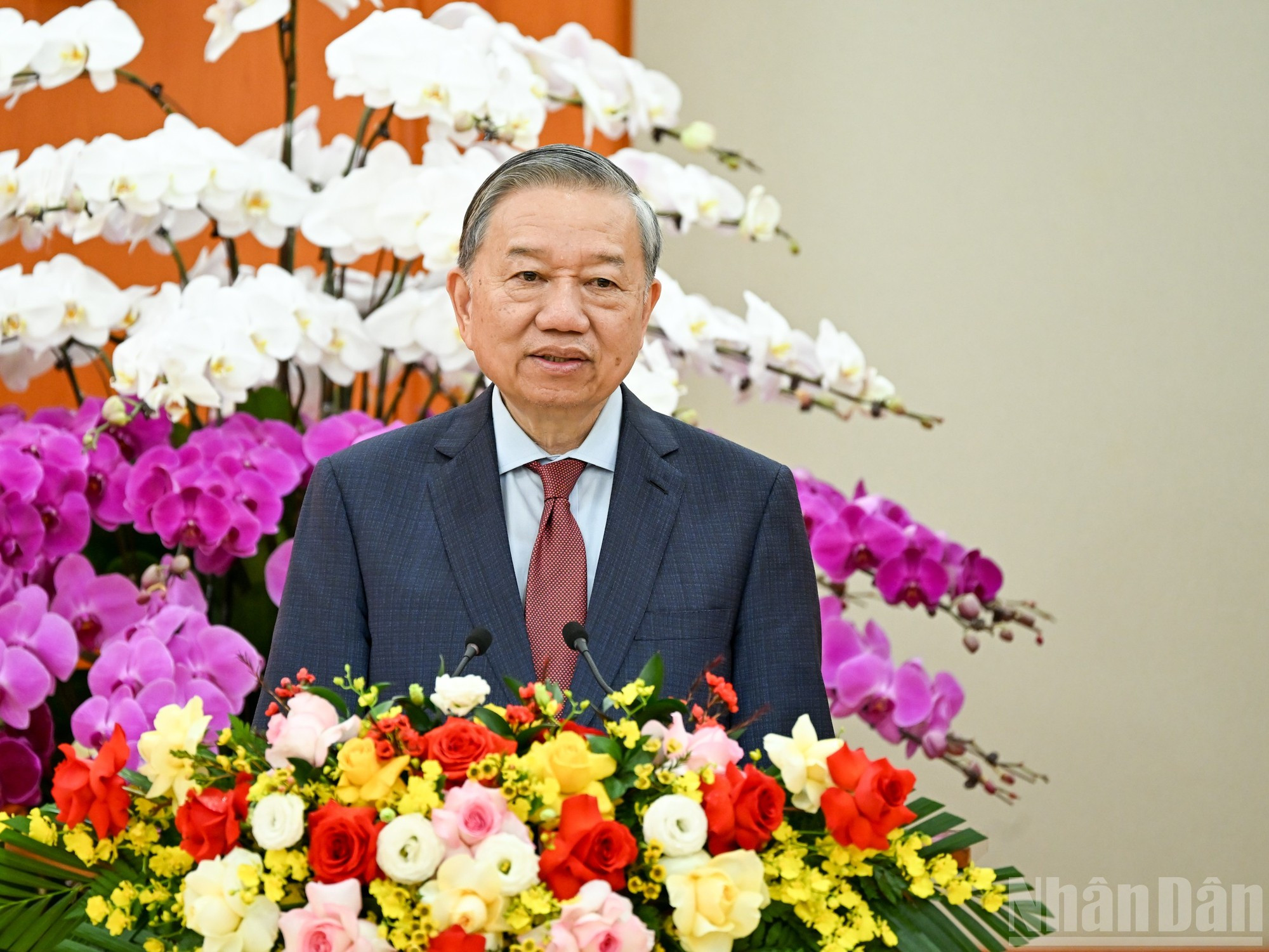 El secretario general del PCV, To Lam, toma la palabra en el evento.
