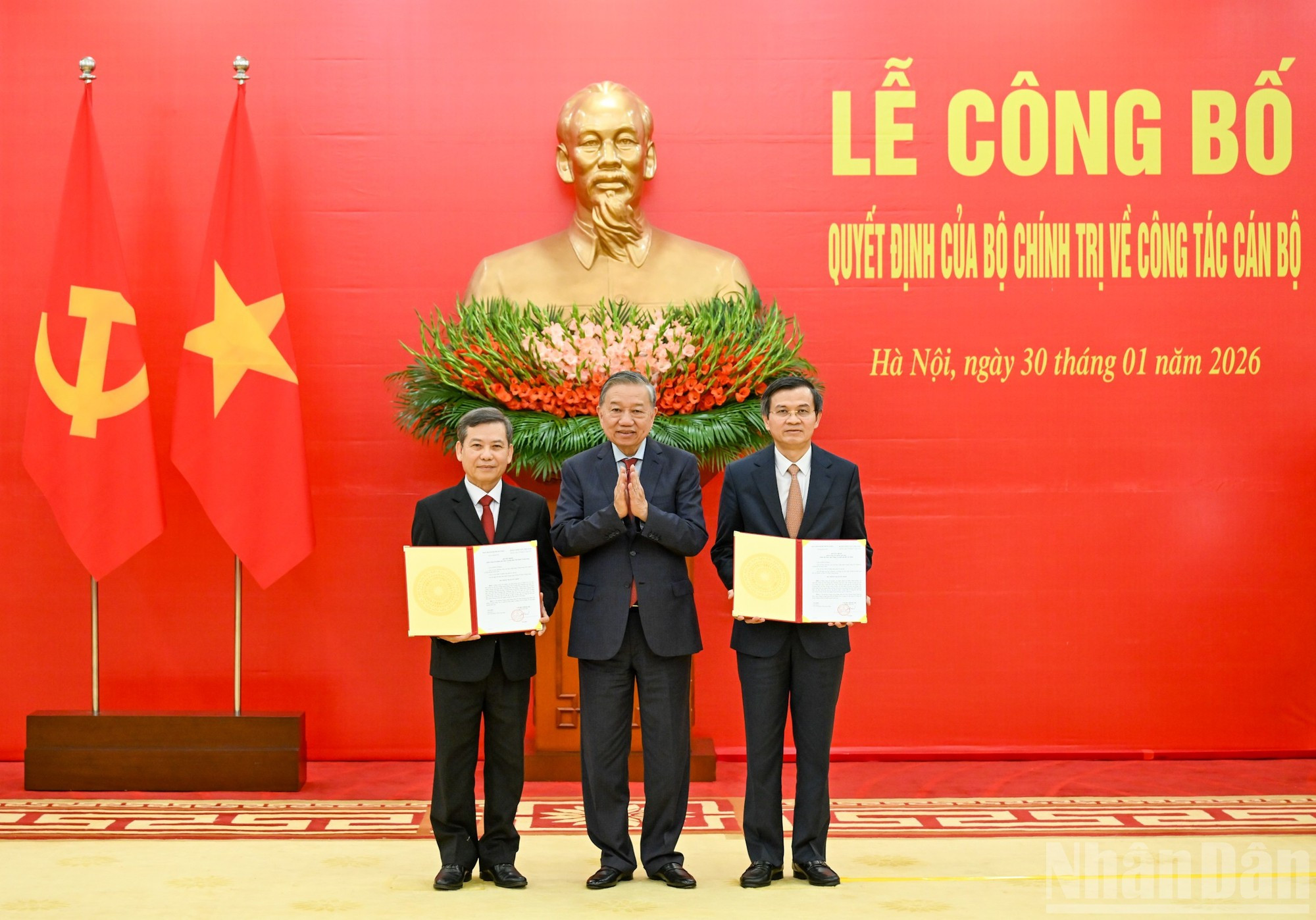 El secretario general To Lam entrega la decisión de nombramiento al jefe de la Comisión de Asuntos Internos del Comité Central del PCV, Le Minh Tri; y al director de la Academia Nacional de Política Ho Chi Minh, Doan Minh Huan.