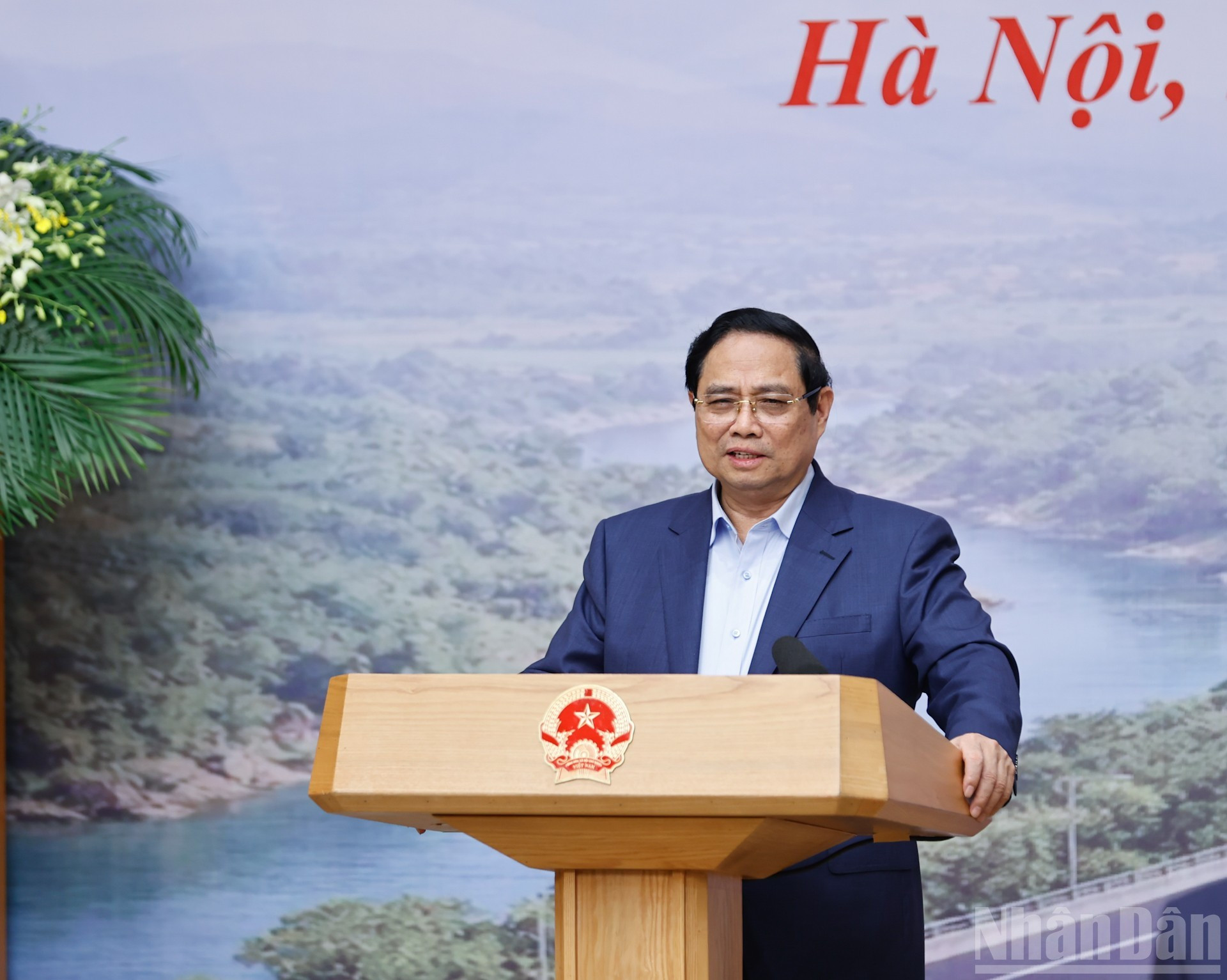 El primer ministro Pham Minh Chinh toma la palabra en la reunión.