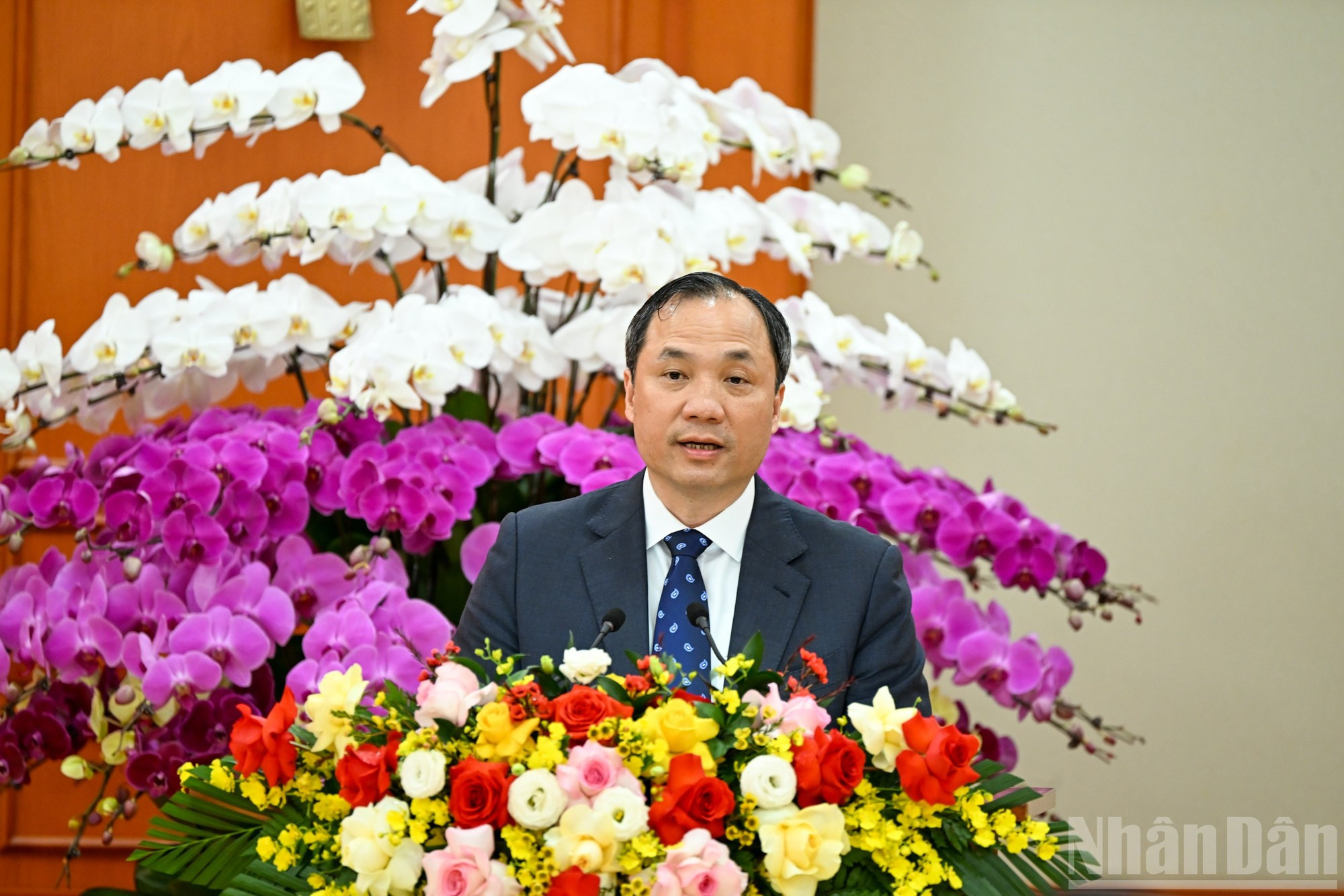 El subjefe de la Comisión de Organización del Comité Central del PCV Hoang Trung Dung anuncia las decisiones del Buró Político sobre la labor del personal.