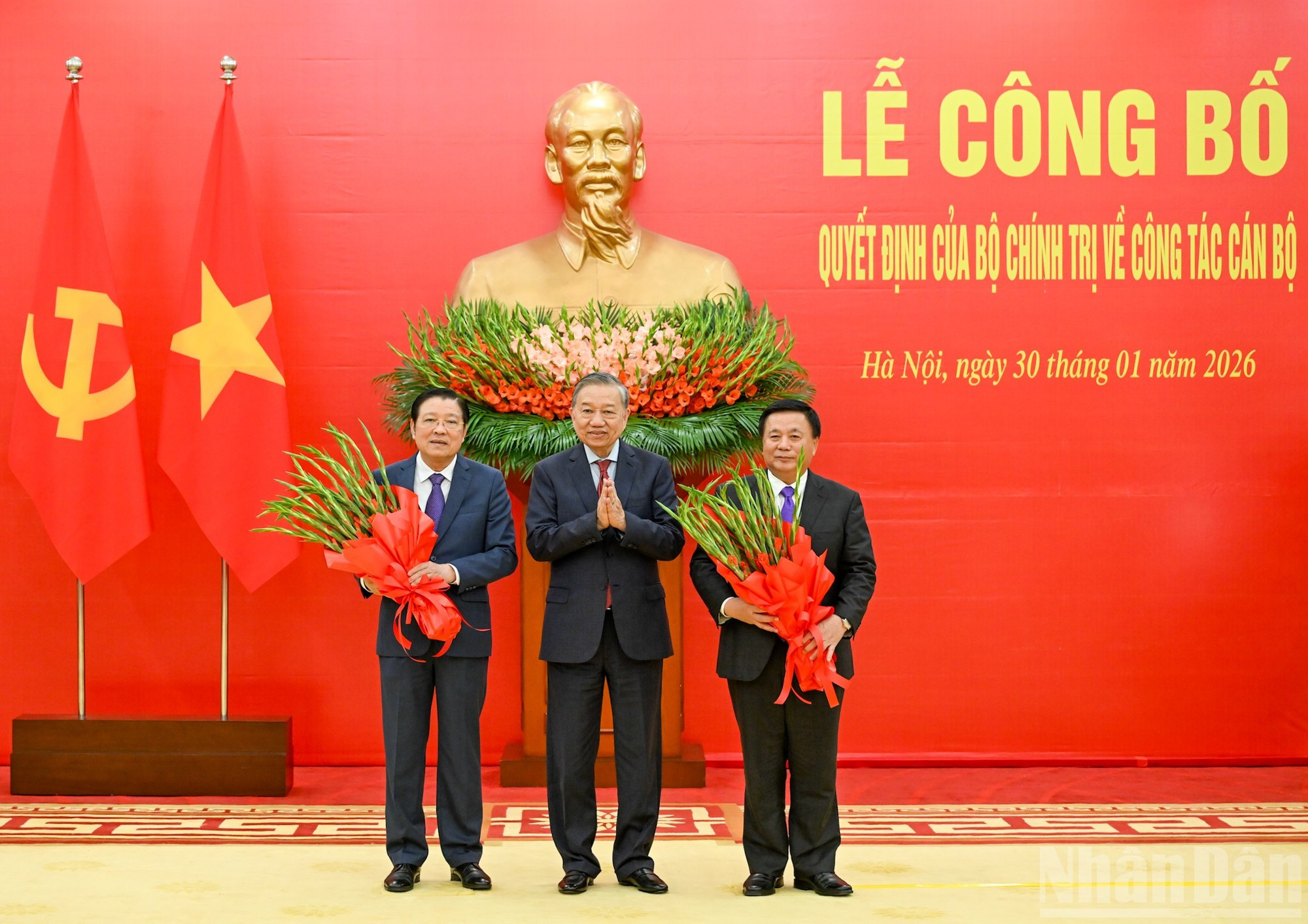 El secretario general To Lam entrega flores a los camaradas Phan Dinh Trac y Nguyen Xuan Thang.