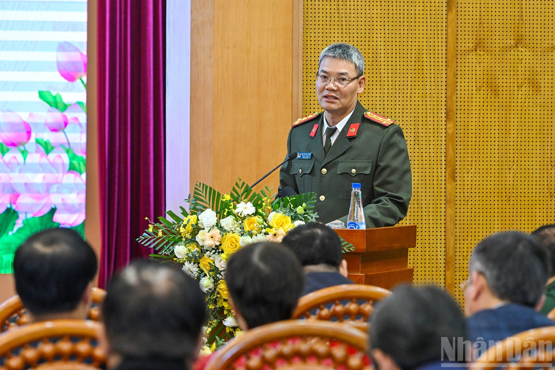 Un representante del Ministerio de Seguridad Pública presenta un informe.