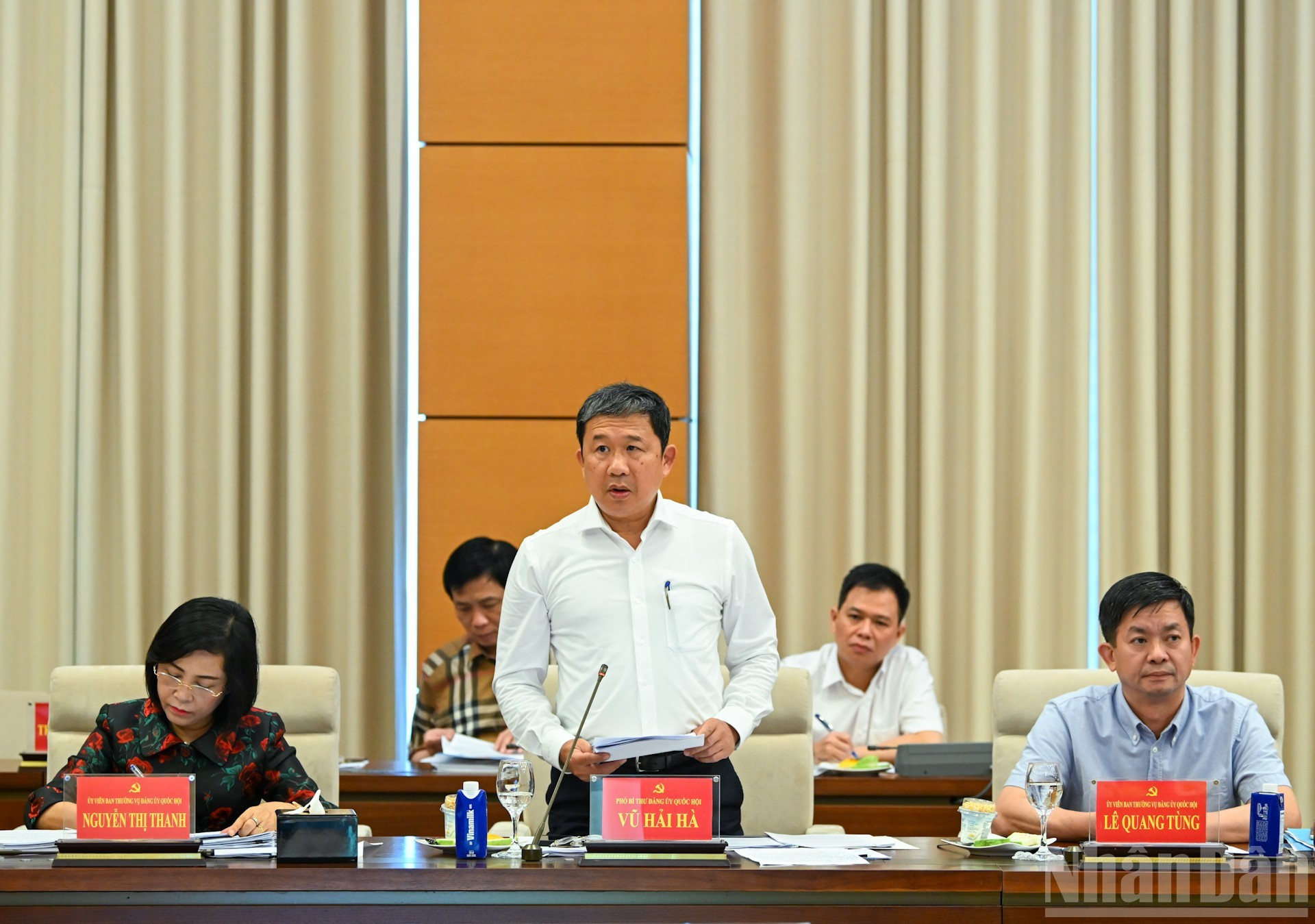 El subsecretario del Partido Comunista de Vietnam (PCV) del Parlamento, Vu Hai Ha, presenta un informe. El subsecretario del Partido Comunista de Vietnam (PCV) del Parlamento, Vu Hai Ha, presenta un informe.