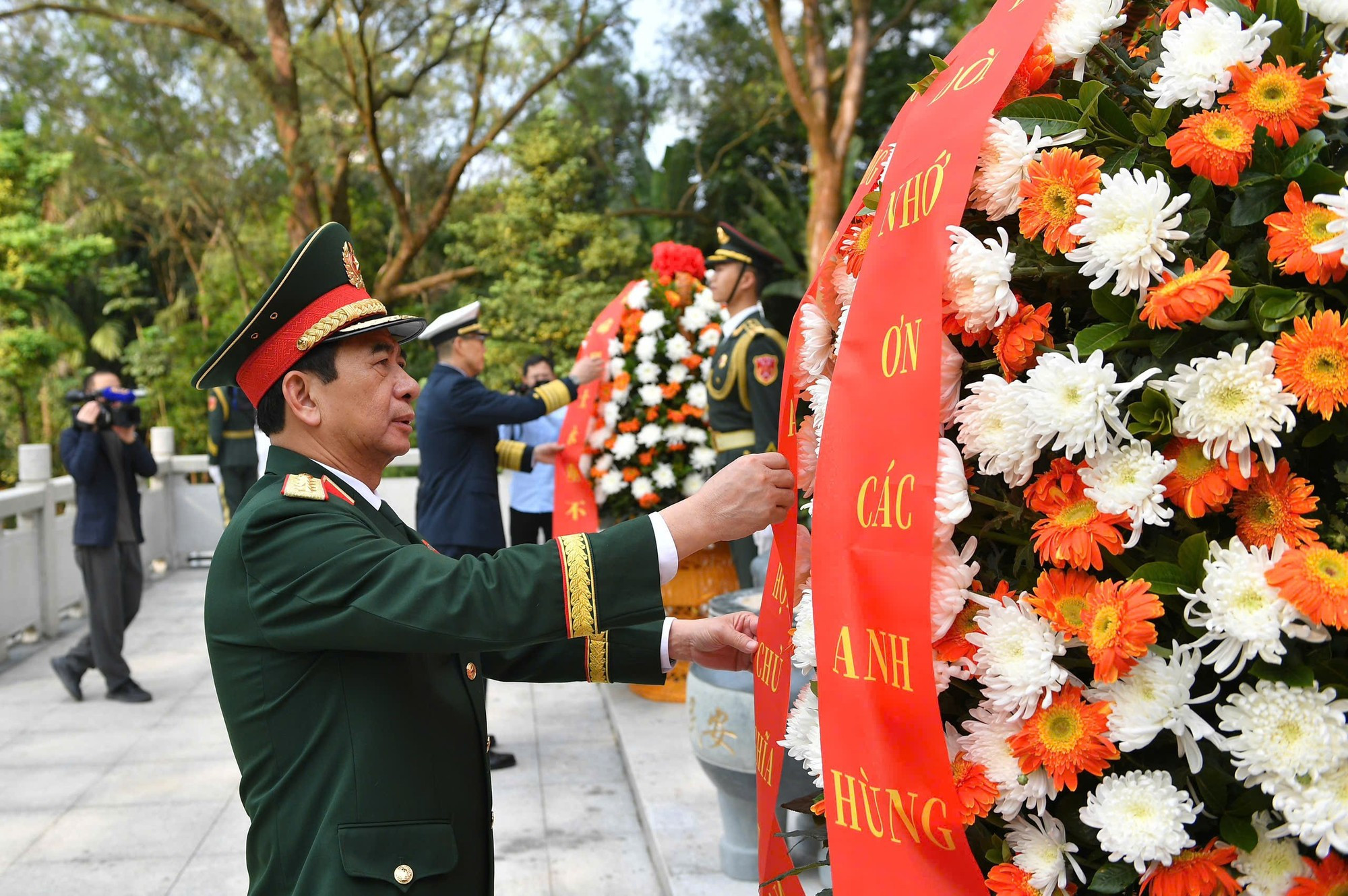 El general Phan Van Giang y el teniente general Dong Jun depositan ofrendas florales en el monumento a los mártires revolucionarios de Vietnam y China (China).