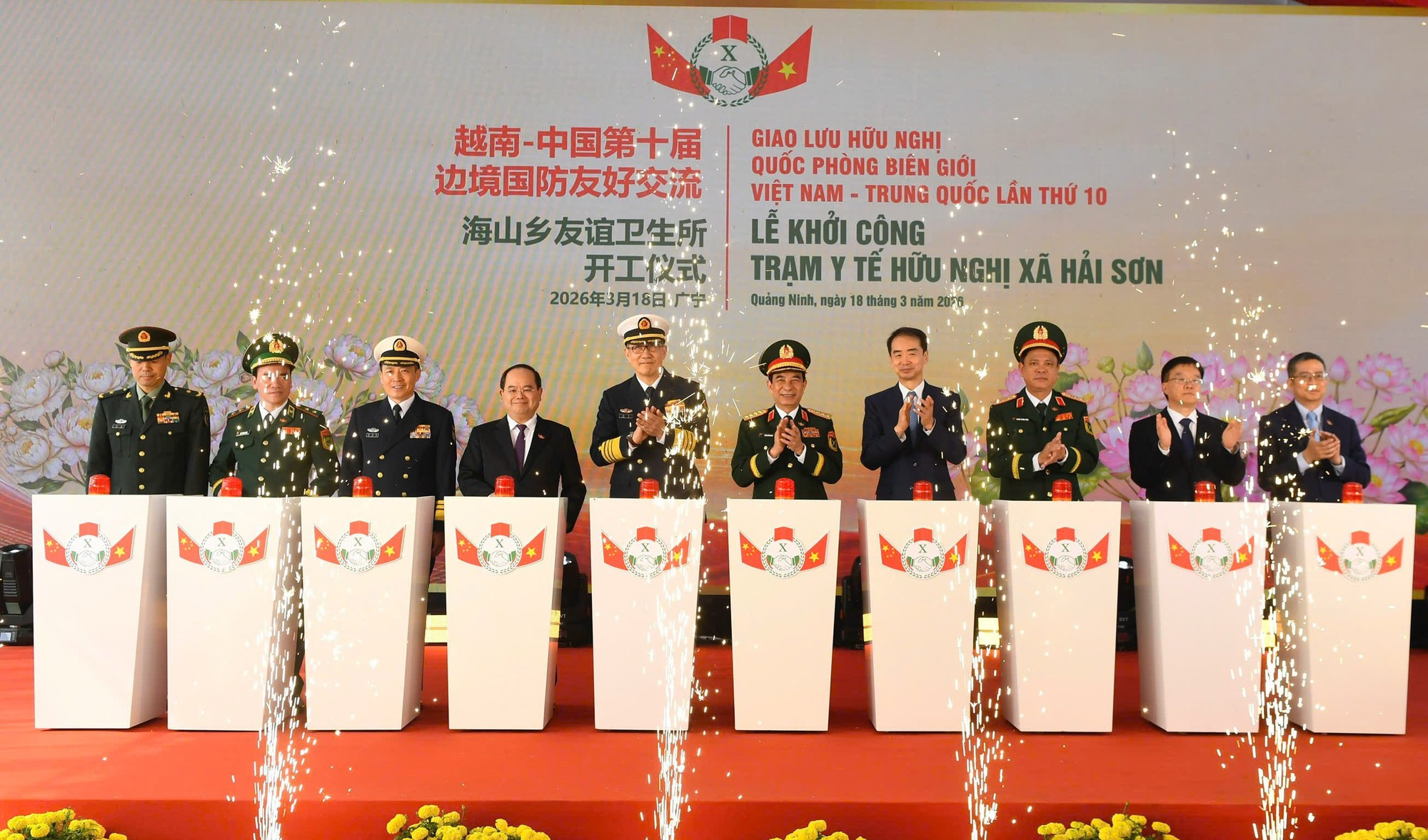El ministro de Defensa de Vietnam, el general Phan Van Giang, y el teniente general Dong Jun, ministro de Defensa de China, inauguran la construcción de la Estación Médica de Amistad en la comuna vietnamita de Hai Son.