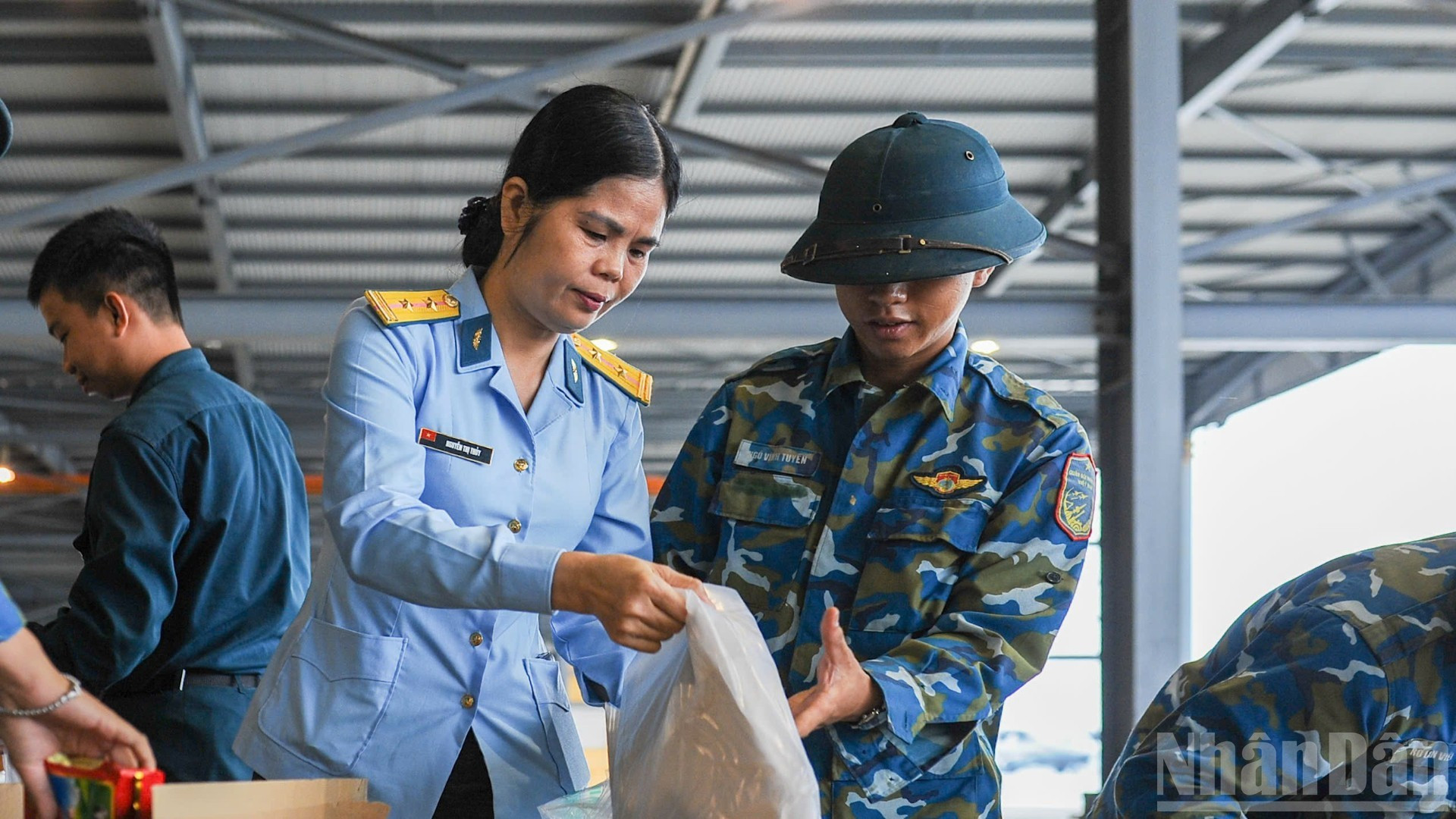 Los suministros alimentarios son clasificados y empaquetados cuidadosamente para evitar daños durante el proceso de distribución, que se realiza en medio de adversas condiciones climáticas.