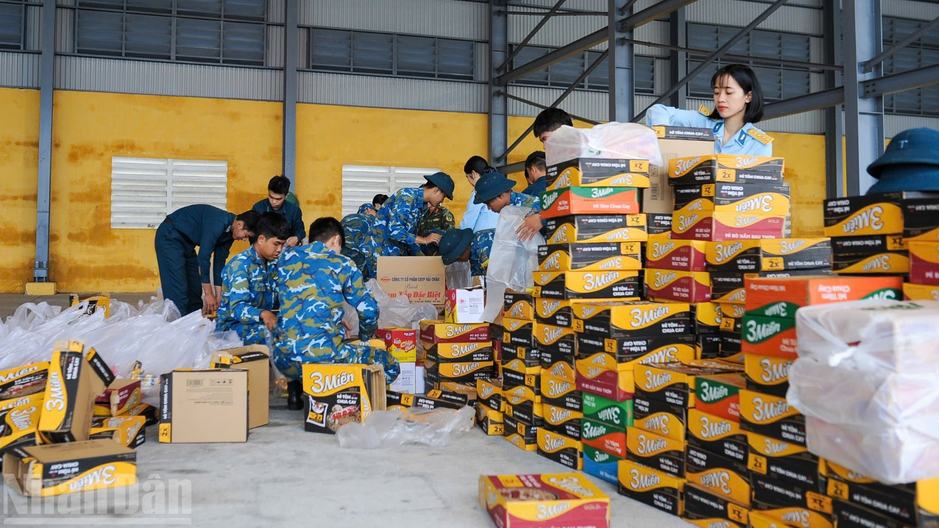 En cumplimiento de las directrices de la Fuerza de Defensa Aérea y Antiaérea, los oficiales y soldados trabajan con prontitud para recibir, organizar y clasificar artículos destinados a los damnificados por inundaciones.