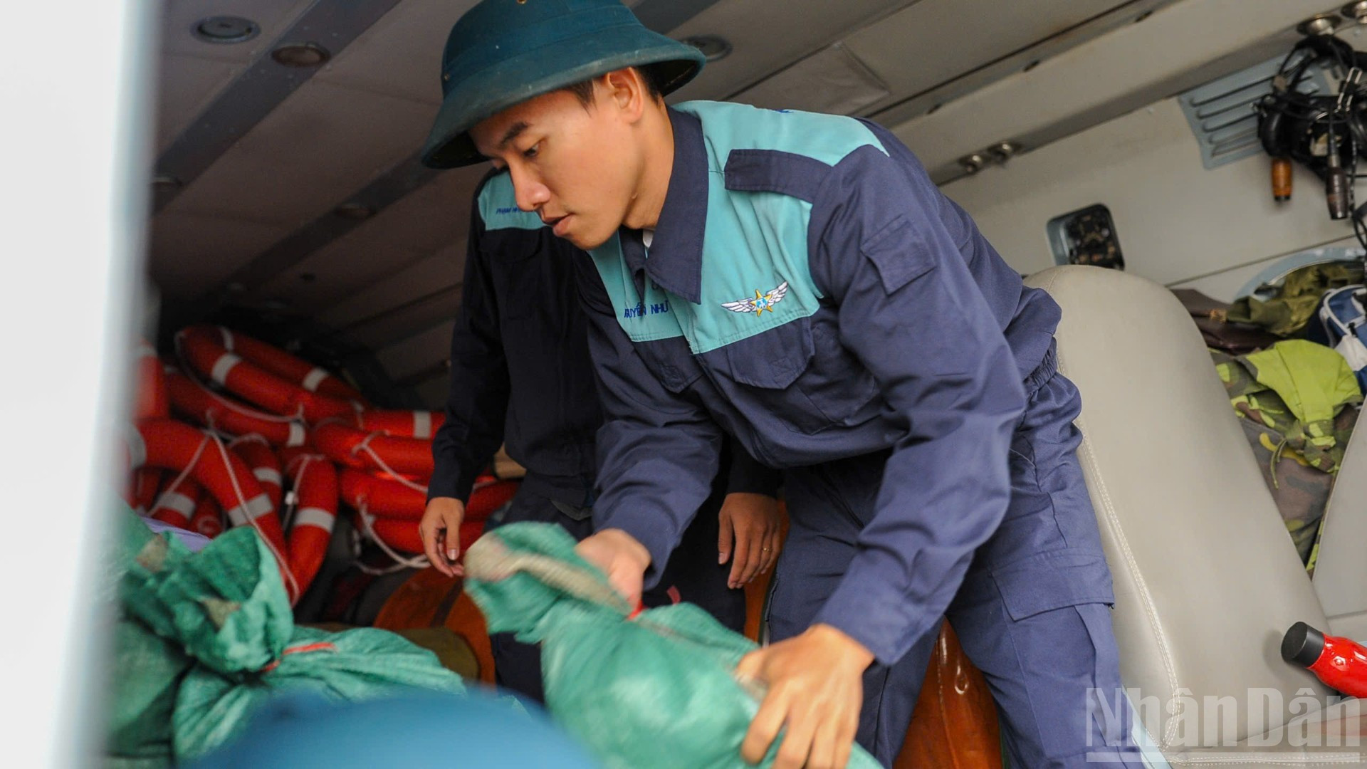 Soldados del Cuerpo de Ejército Aéreo 372 de la Fuerza de Defensa Aérea y Antiaérea cargan los suministros en los helicópteros, listos para llevarlos a las zonas afectadas por desastres.