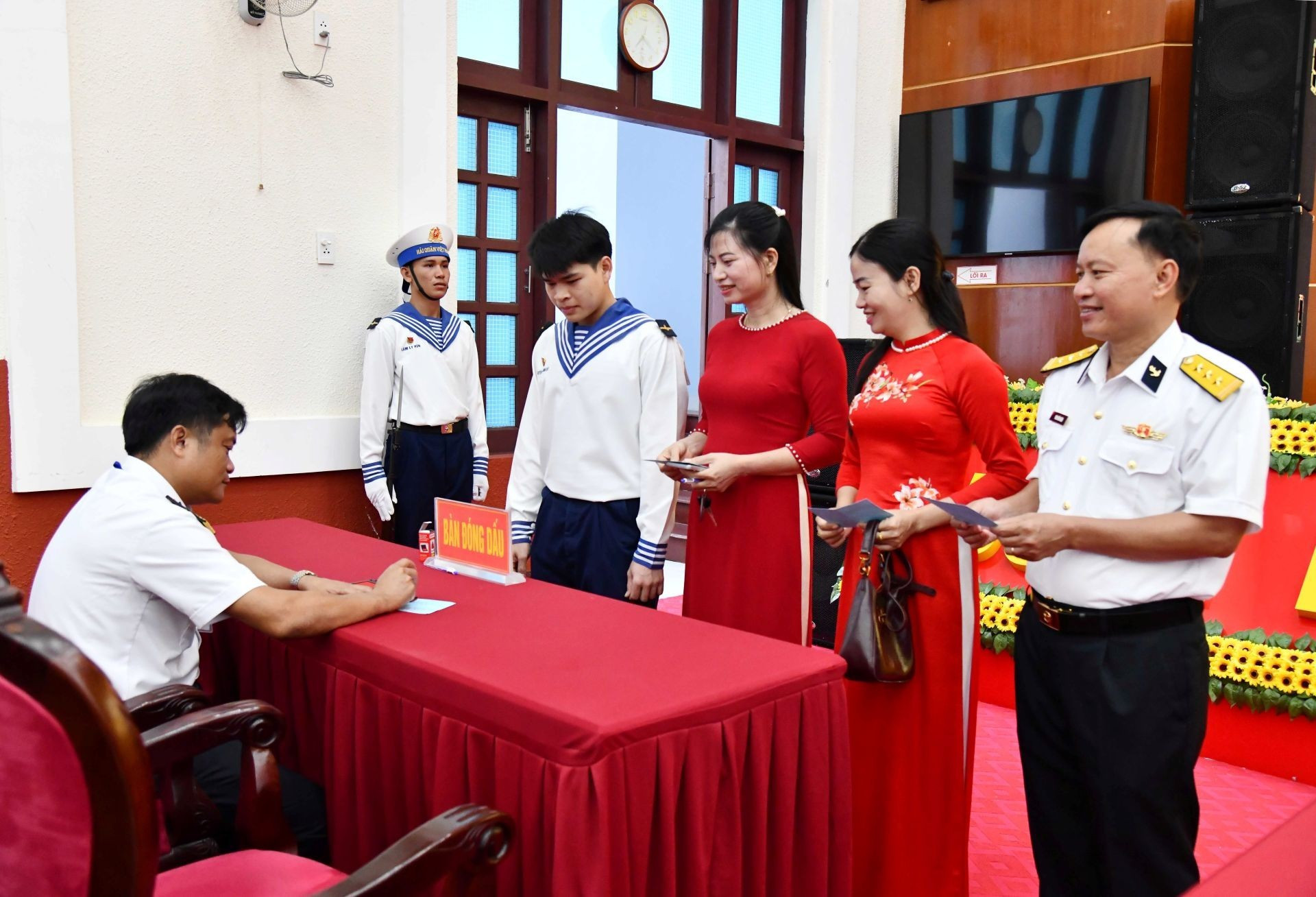 Los miembros del comité electoral sellan la confirmación después de que los votantes completaran la votación conforme a la Ley Electoral.